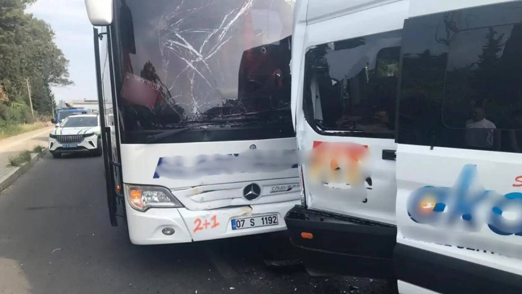 Tur aracında can pazarı! Otobüsle çarpıştı, yaralılar Var