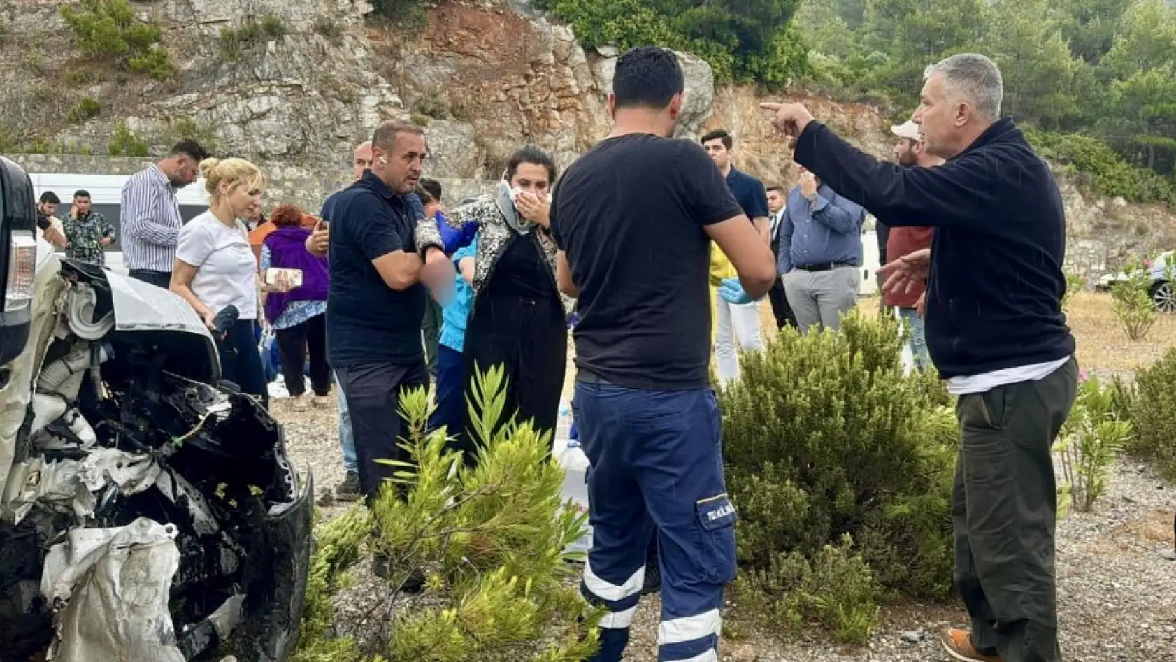 Bodrum'da can pazarı: Minibüsle otomobil çarpıştı, 15 kişi yaralandı
