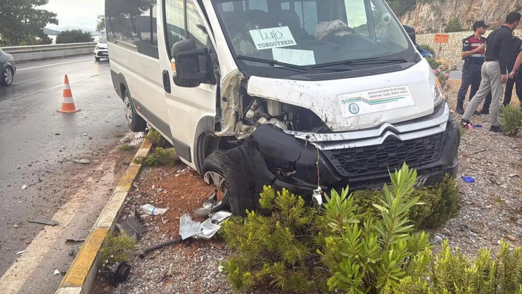 Bodrum'da can pazarı: Minibüsle otomobil çarpıştı, 15 kişi yaralandı