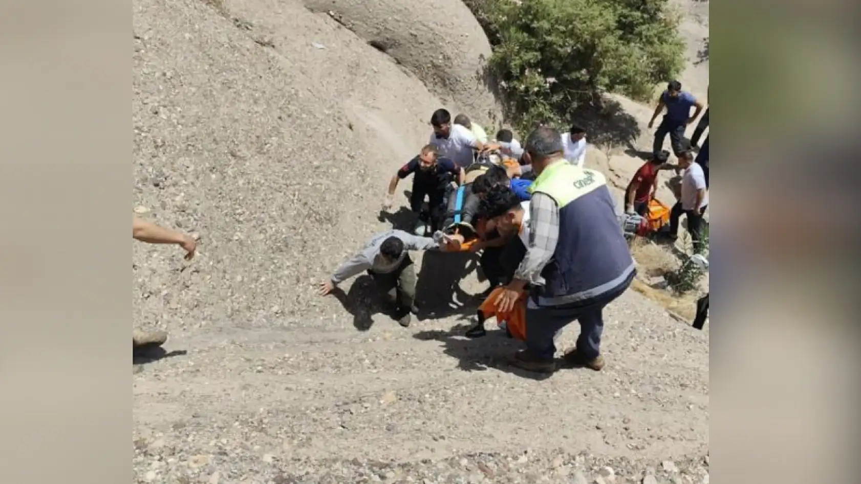 Otomobil şarampole yuvarlandı: 1 ölü, 3 yaralı