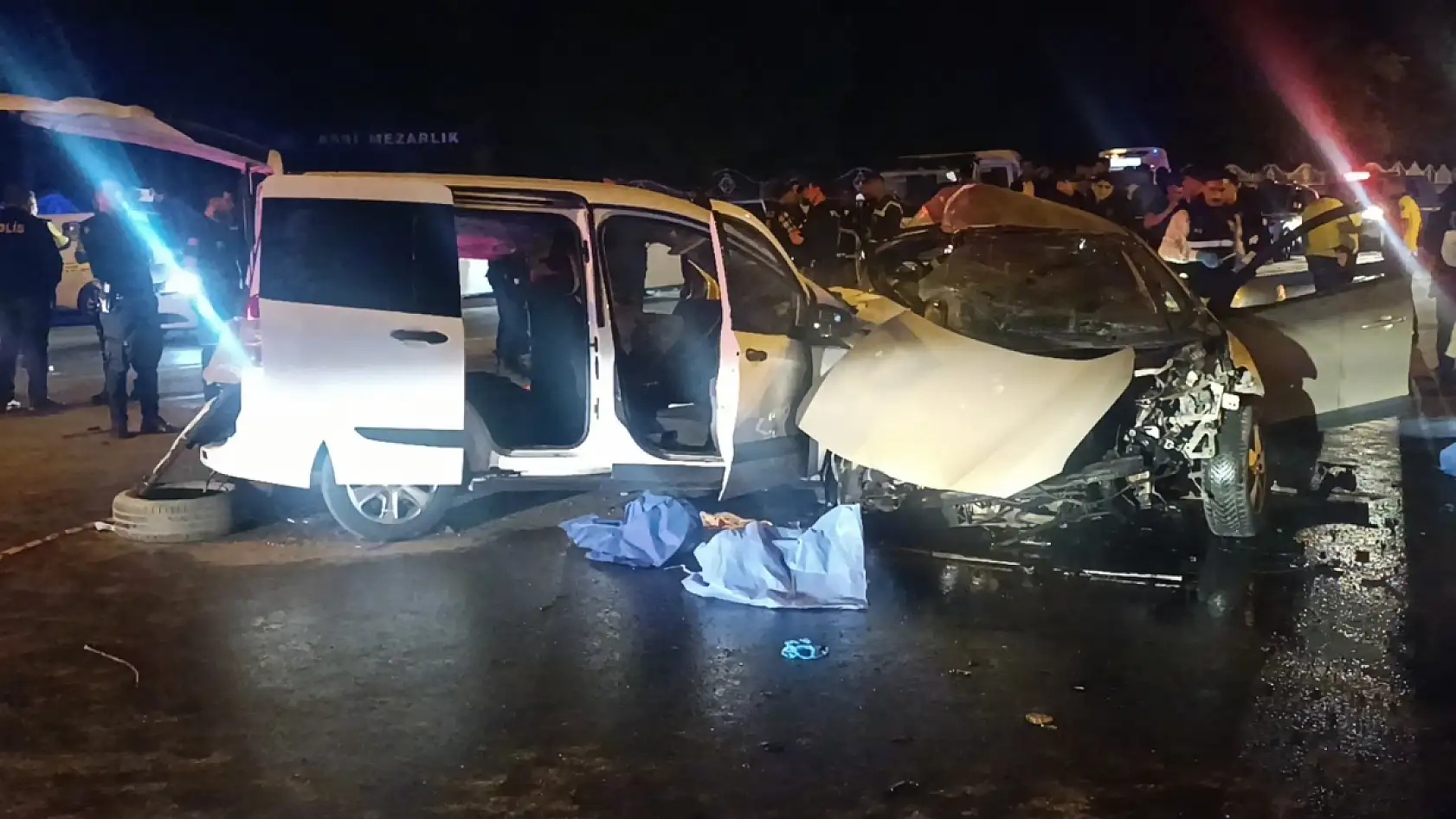 İki araç kafa kafaya çarpıştı: 5 ölü, 2 yaralı