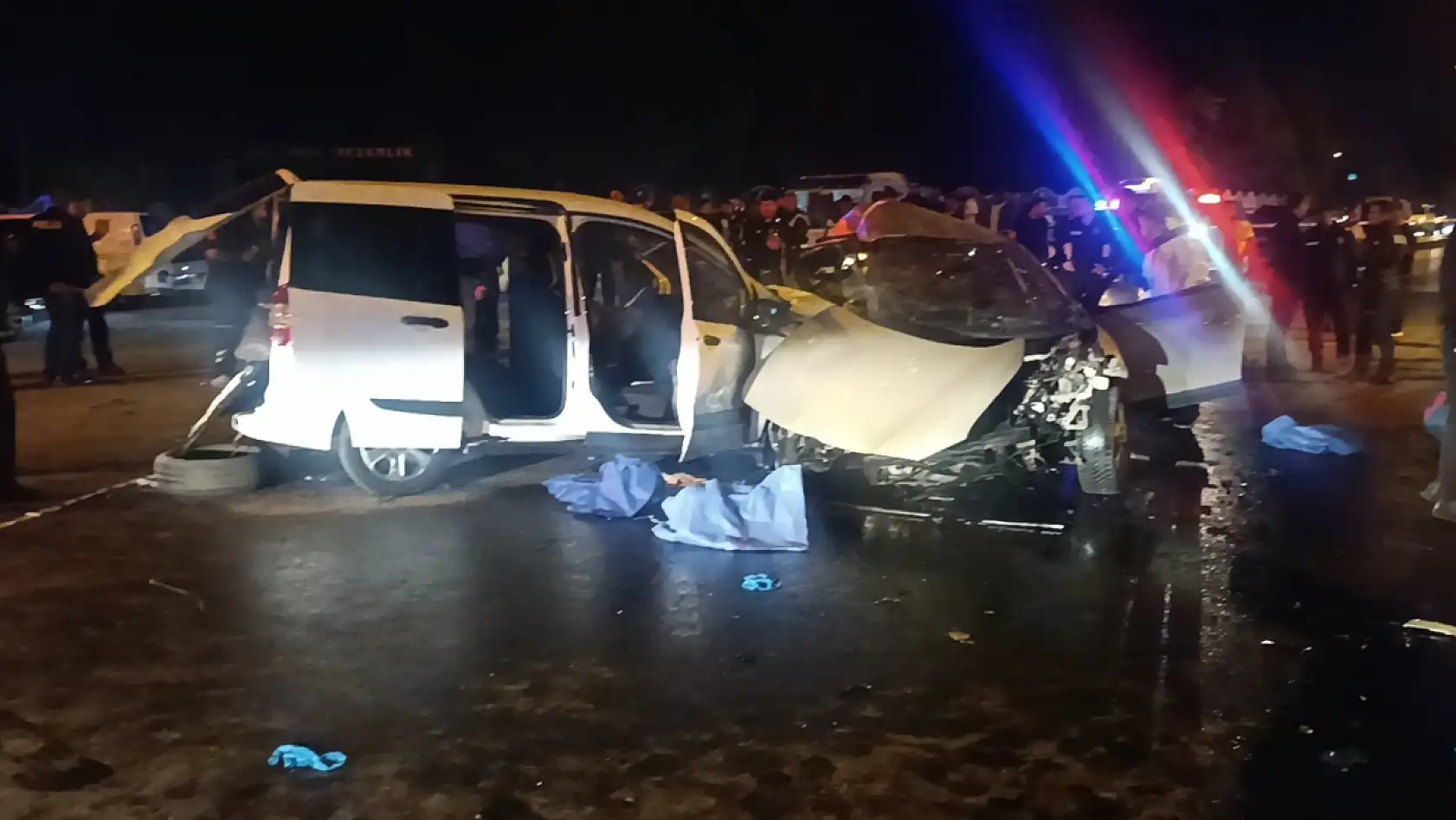 İki araç kafa kafaya çarpıştı: 5 ölü, 2 yaralı