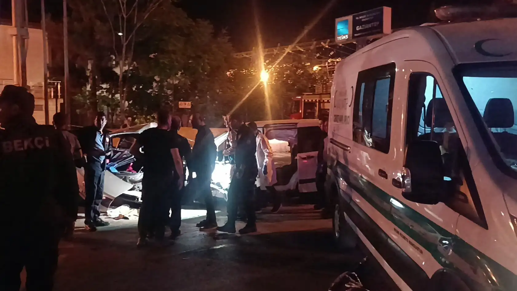 İki araç kafa kafaya çarpıştı: 5 ölü, 2 yaralı