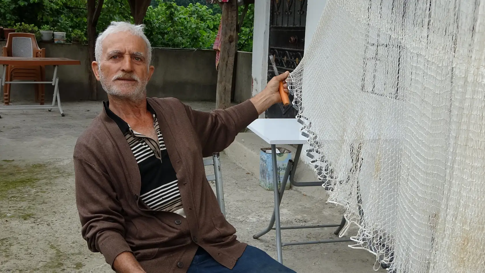 Koyunları otlatırken öğrendi: 61 yıldır balık ağı örüyor