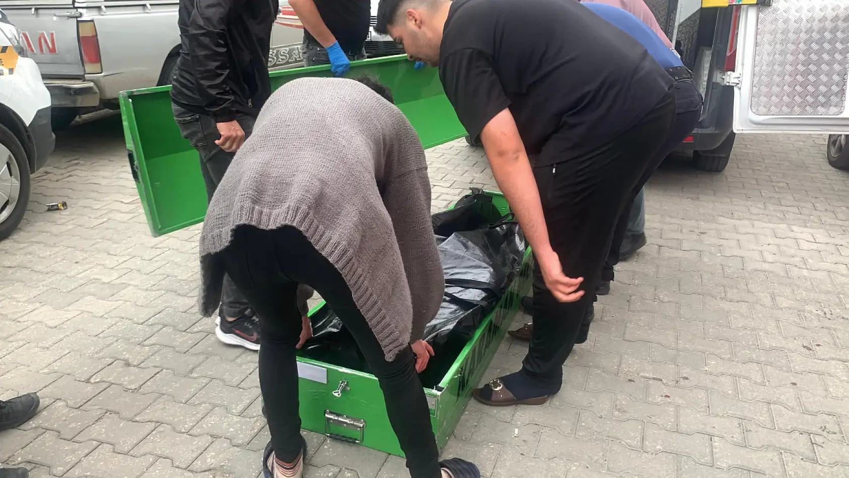 Banyoda yere düşen 63 yaşındaki adam öldü