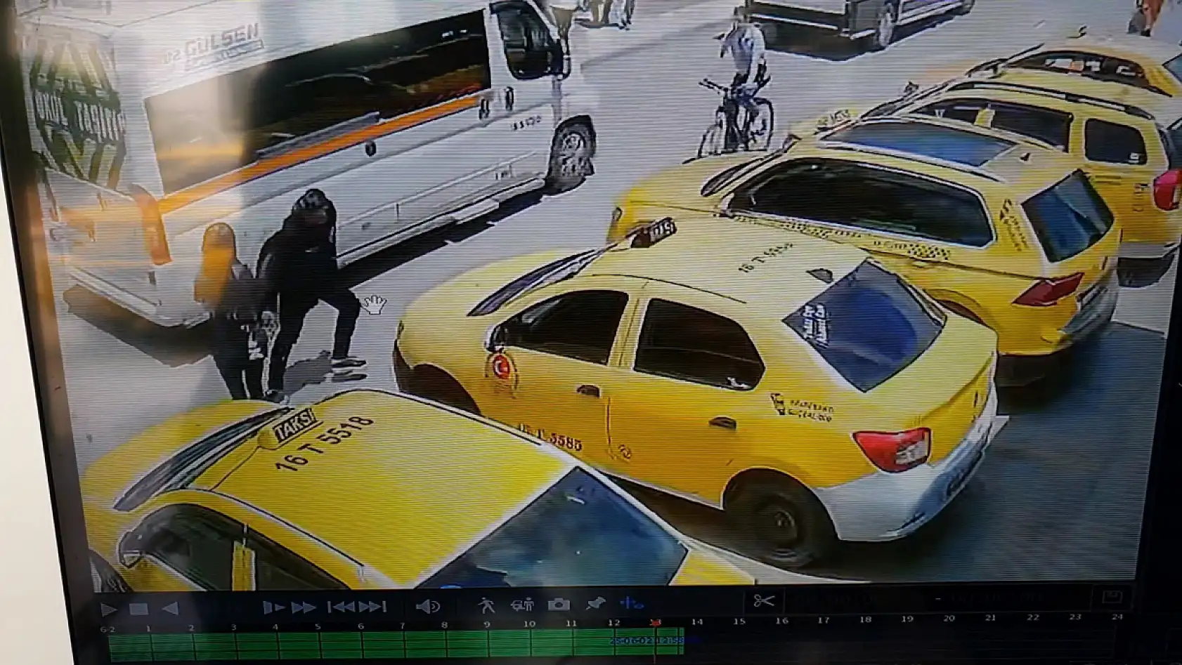 Eski nişanlısını sokak ortasında silahla vurdu