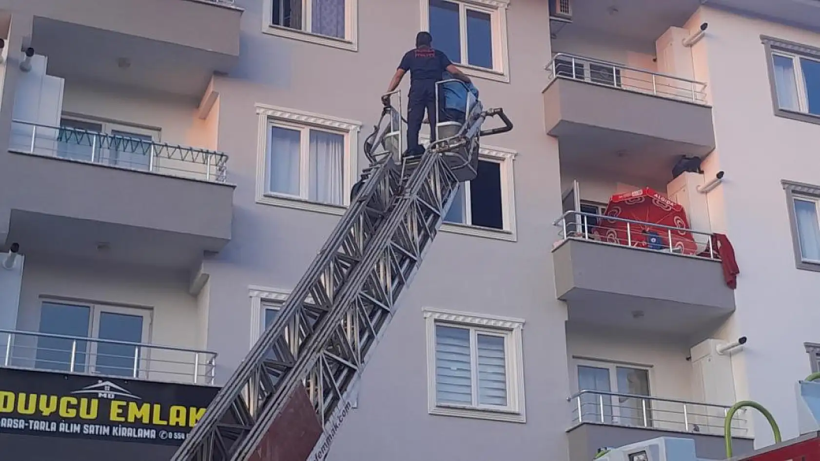 Muğla'da ev yangını: 1 kişi balkondan kurtarıldı