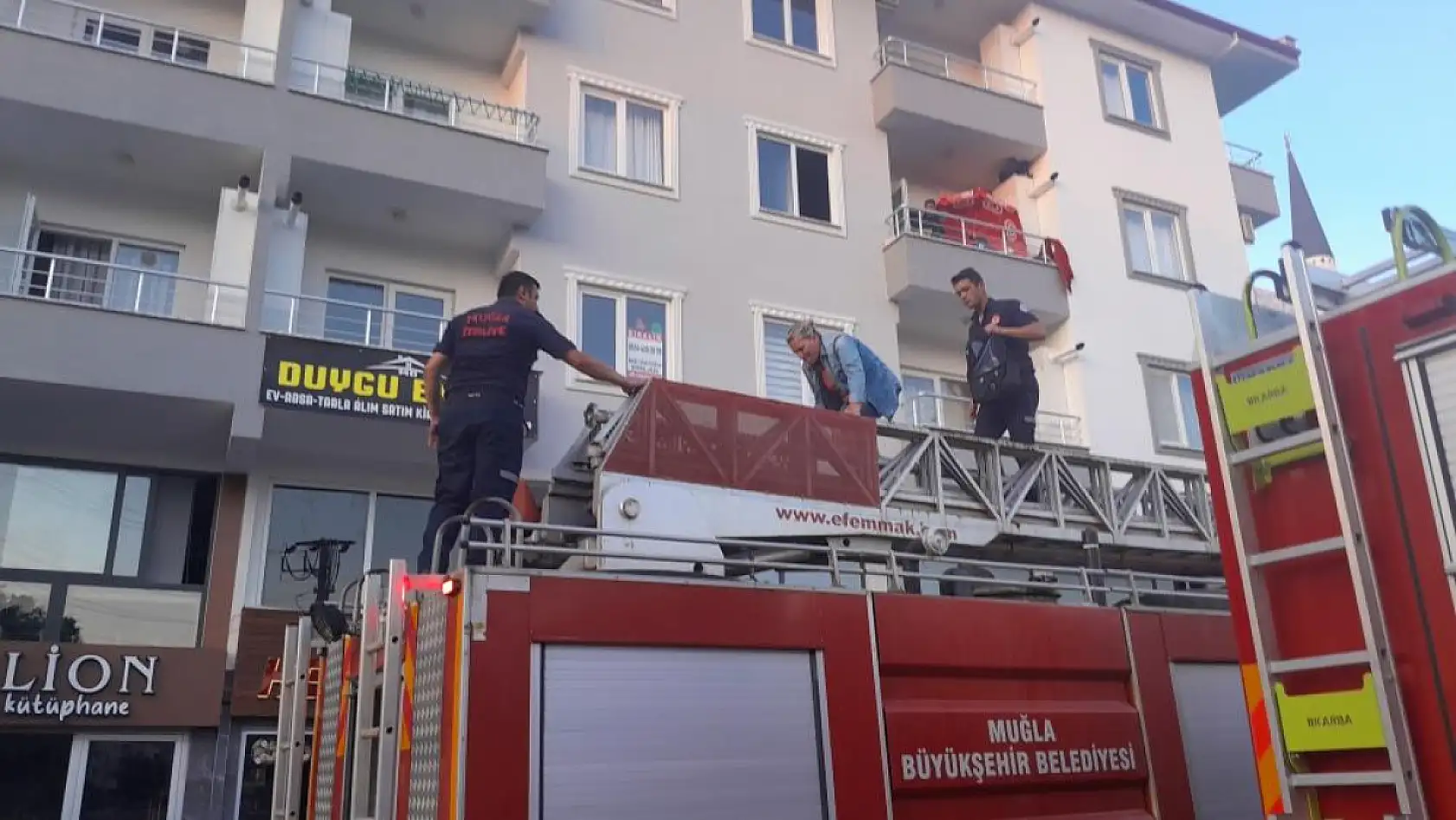 Muğla'da ev yangını: 1 kişi balkondan kurtarıldı