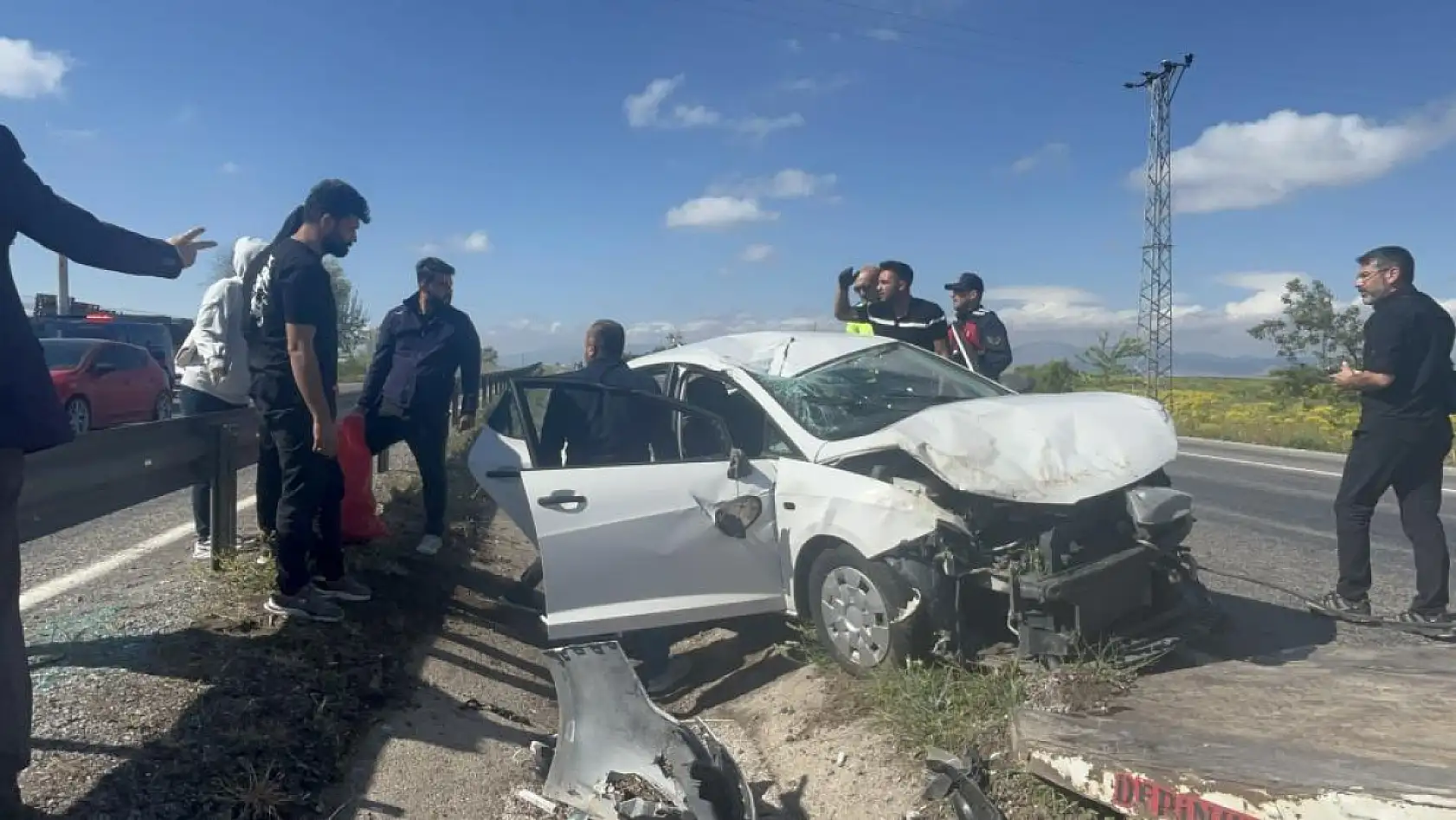 Takla atan otomobil refüje devrildi: 4 kişilik aile yaralandı