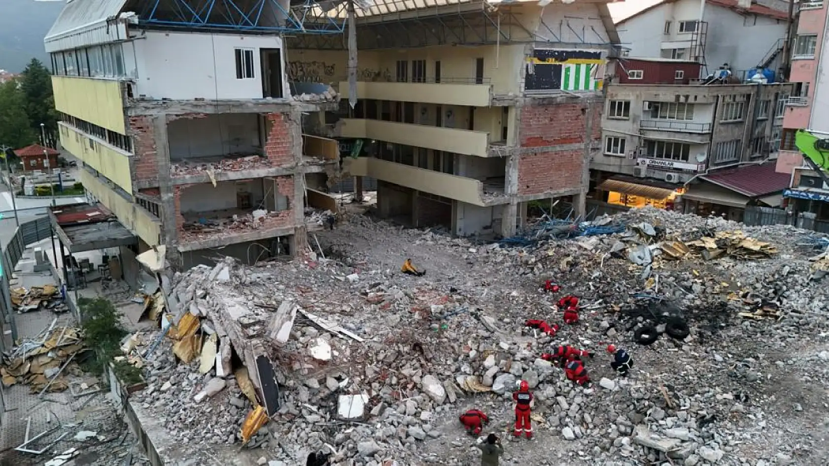 Yıkılan Mustafa Muğlalı işhanındaki hak sahiplerine arsa tahsisi yapıldı