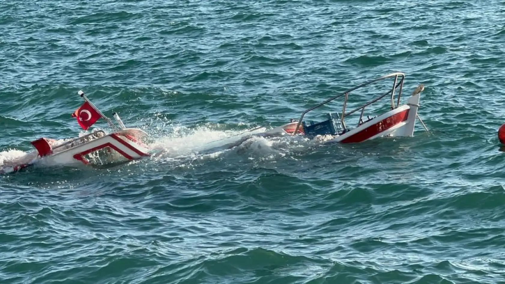 Demirli olan balıkçı teknesi su alarak battı