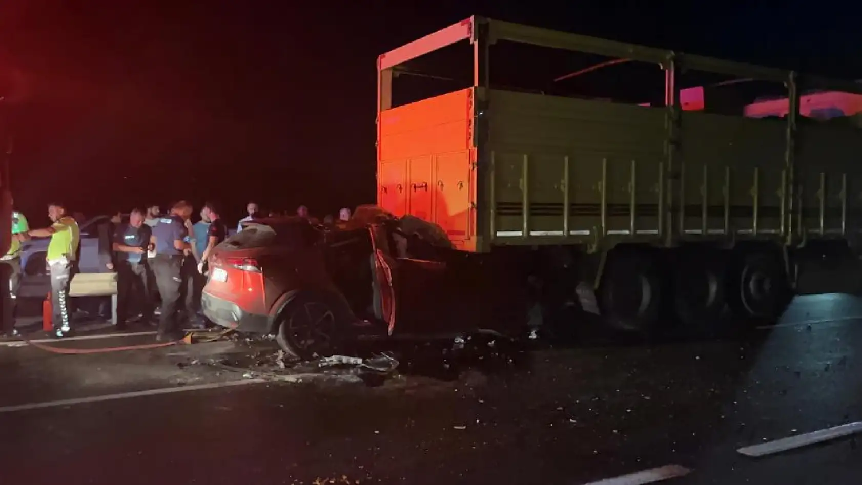 Cip kamyona saplandı, sürücü olay yerinde hayatını kaybetti