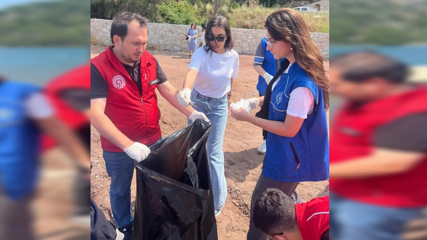 Muğla'da gönüllü gençler sahil temizliği yaptı