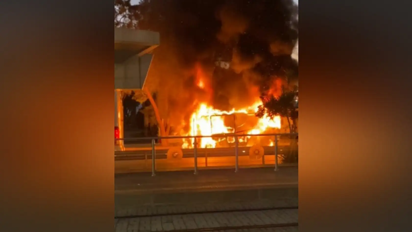 Yolcu minibüsü alev alev yandı, yangına müdahale etmeye çalışan sürücü yaralandı