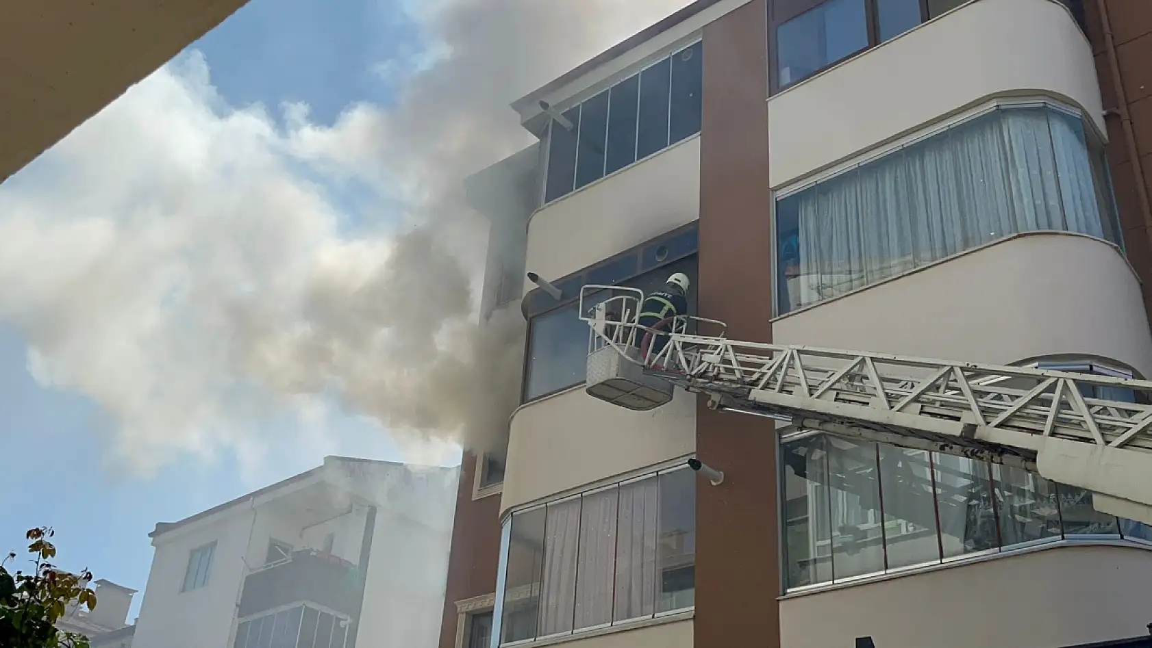 Muğla'da ev yangını: Mahsur kalan 1 kişi kurtarıldı