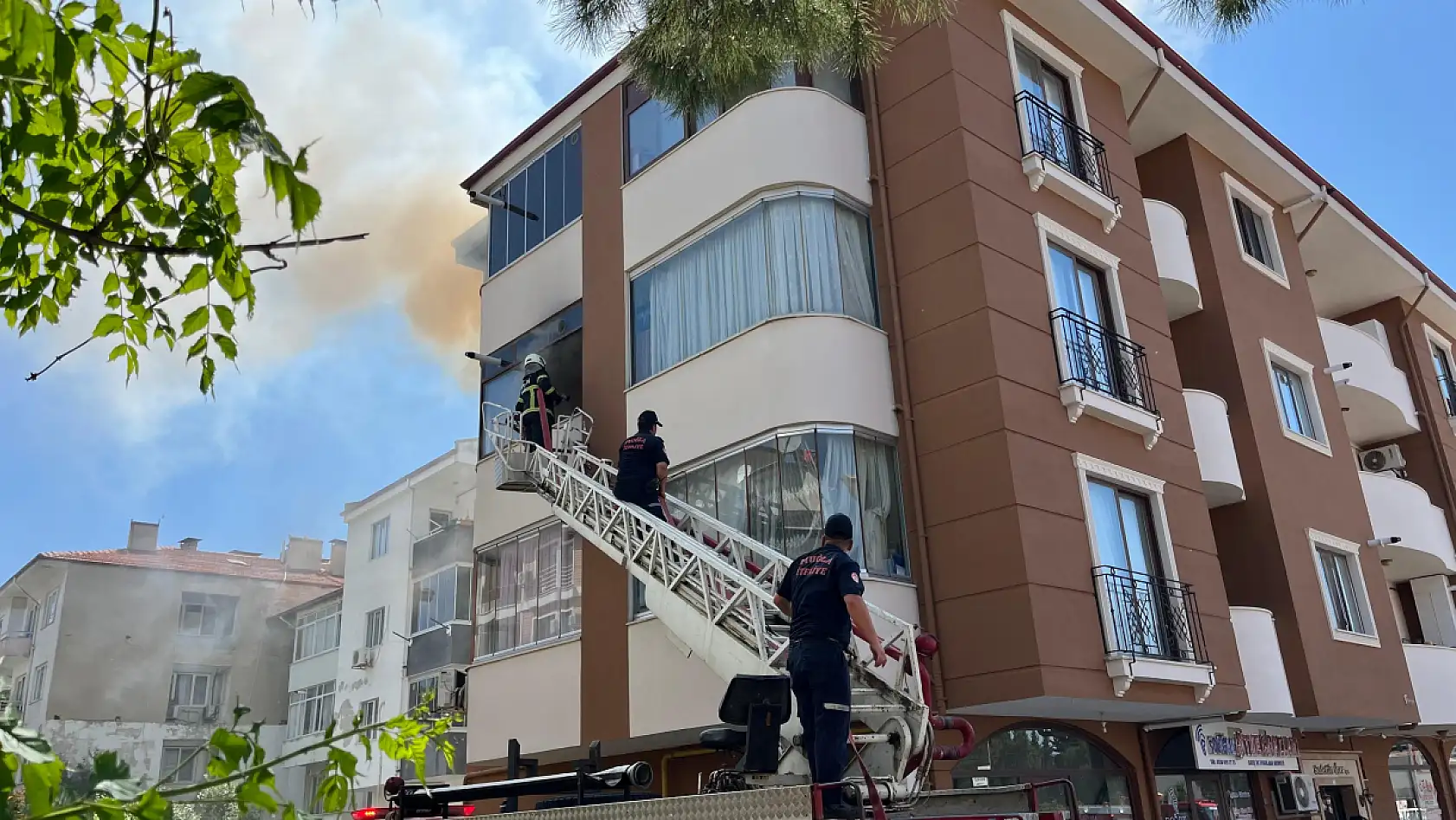 Muğla'da ev yangını: Mahsur kalan 1 kişi kurtarıldı