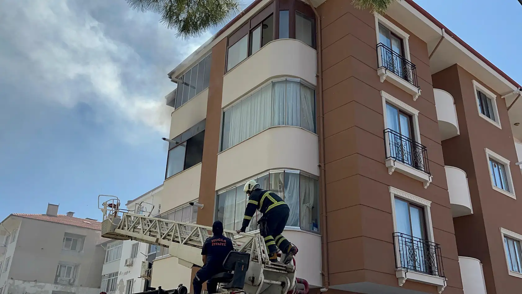 Muğla'da ev yangını: Mahsur kalan 1 kişi kurtarıldı