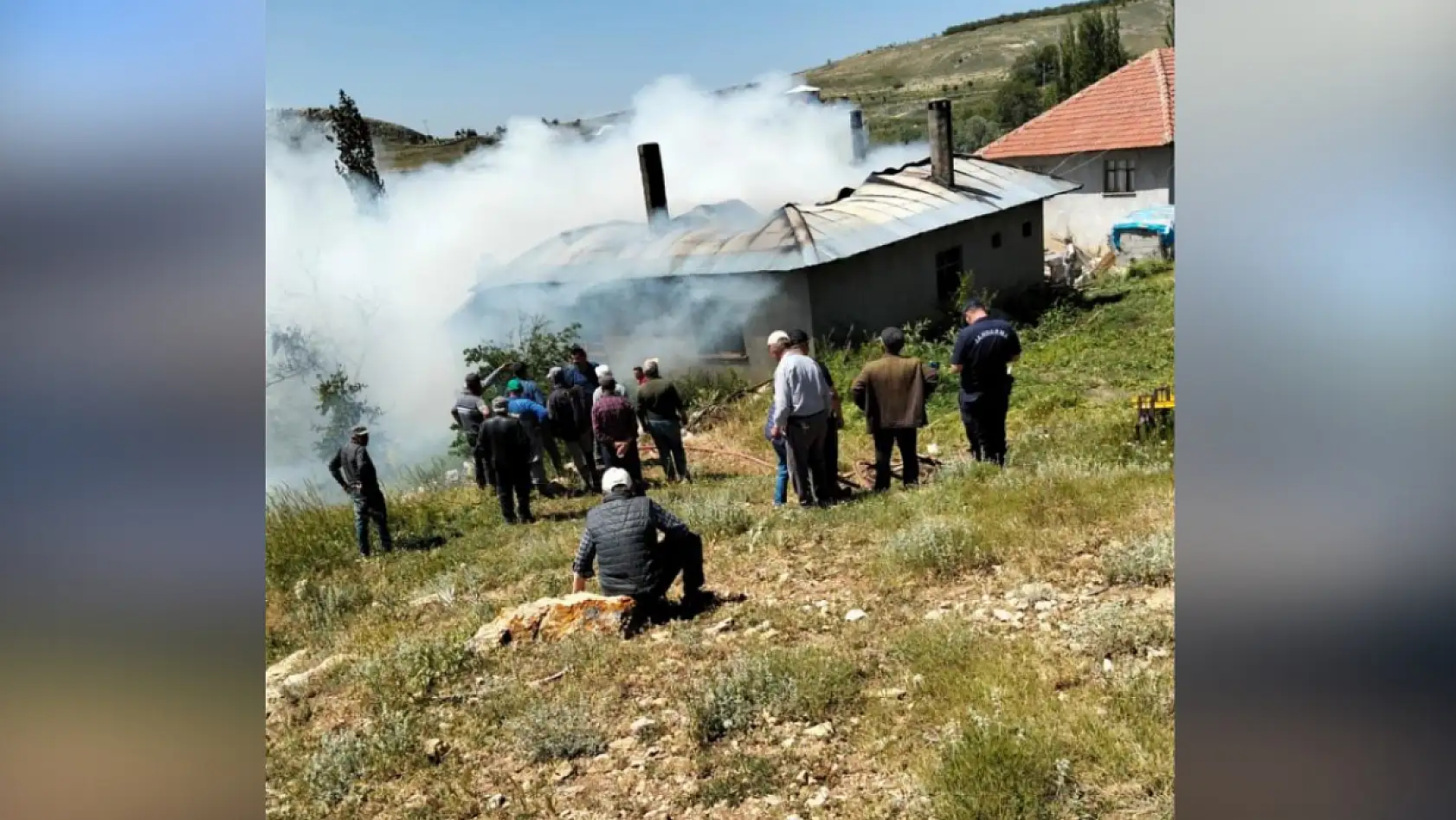 Yaşlı çiftin evi yandı, iki kurbanlığı telef oldu