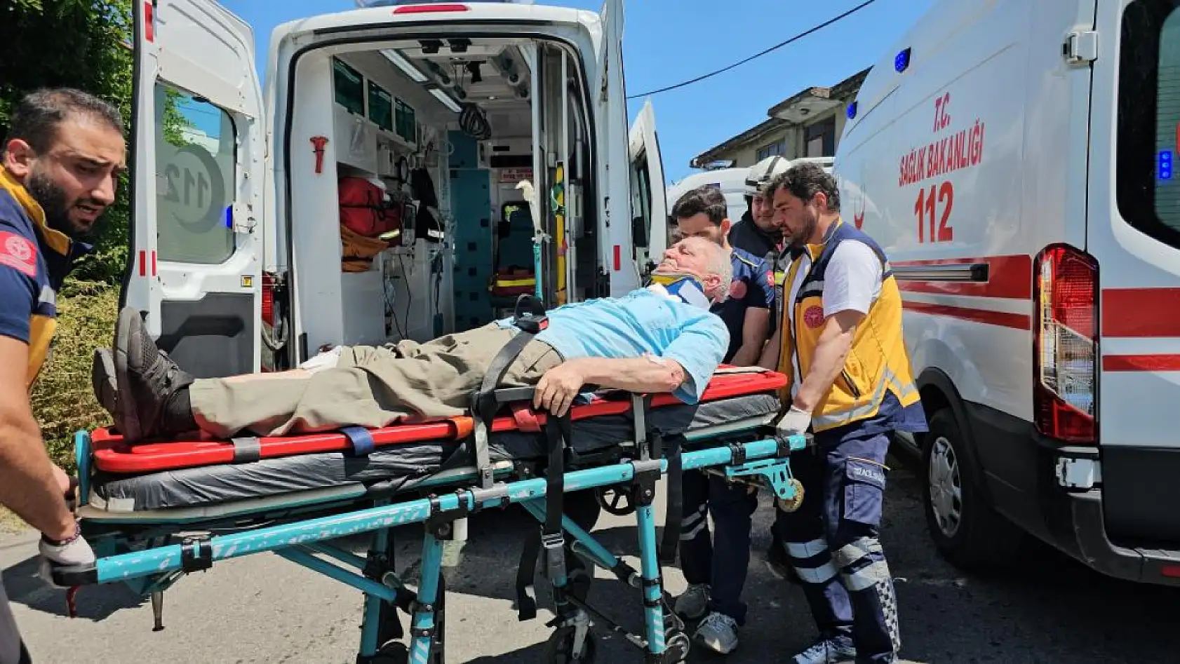 Freni patlayan yolcu minibüsü duvara çarptı: 14 yaralı