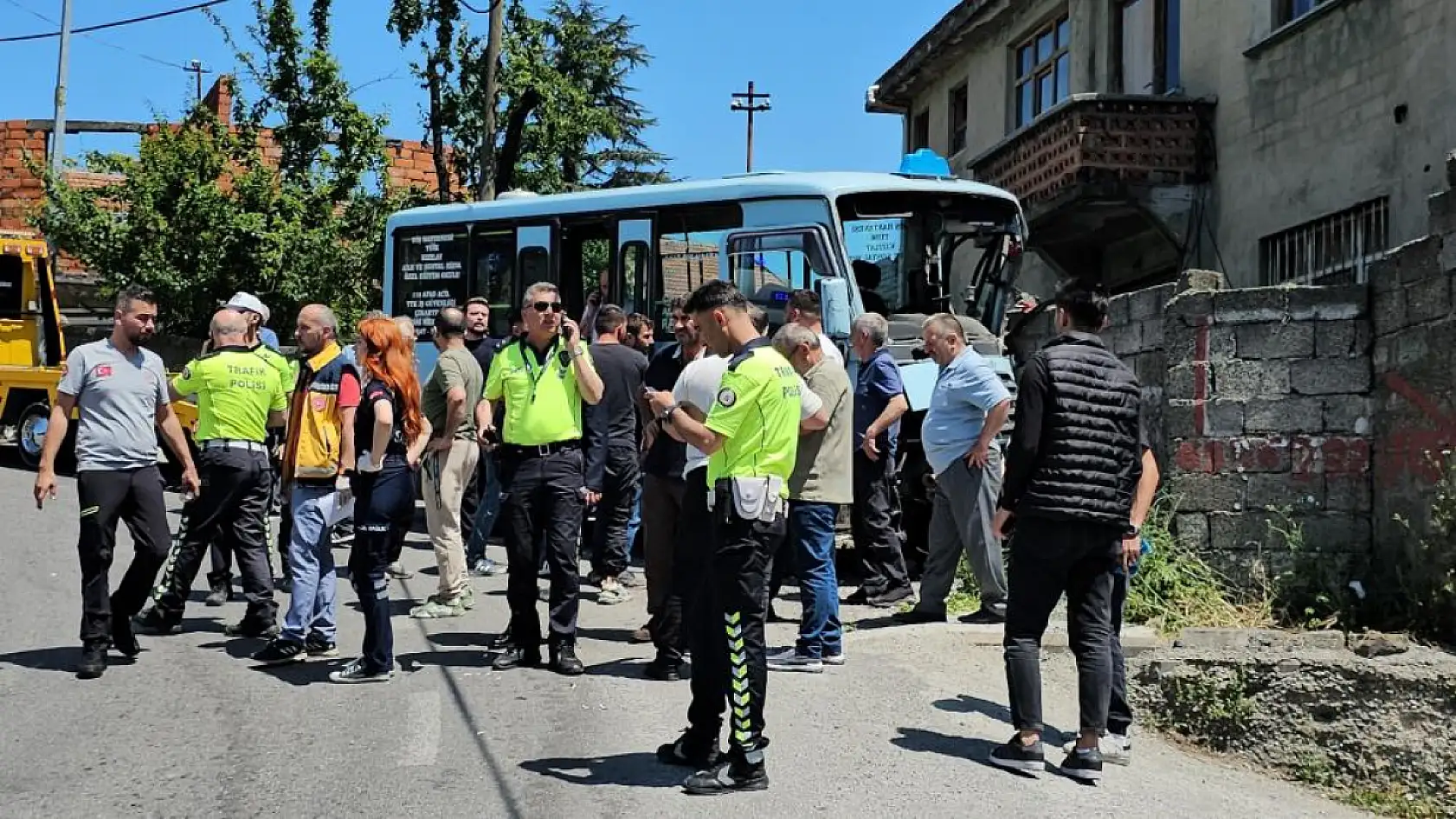 Freni patlayan yolcu minibüsü duvara çarptı: 14 yaralı
