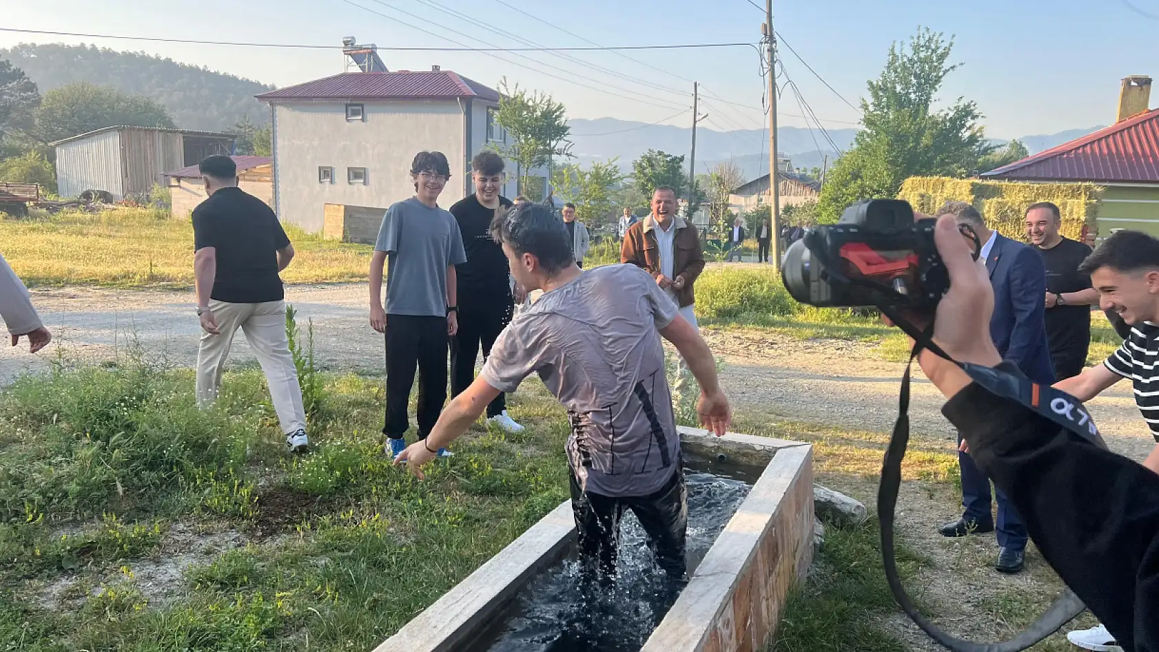 Bayram namazına gelmeyenleri buz gibi suda uyandırıyorlar