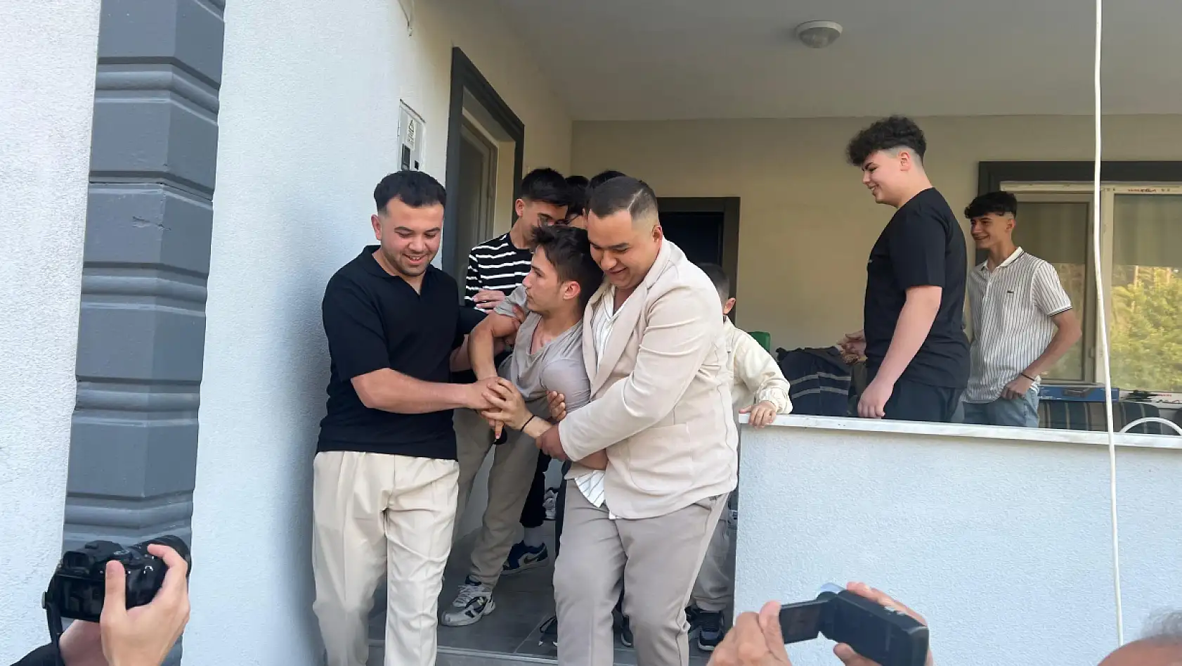 Bayram namazına gelmeyenleri buz gibi suda uyandırıyorlar