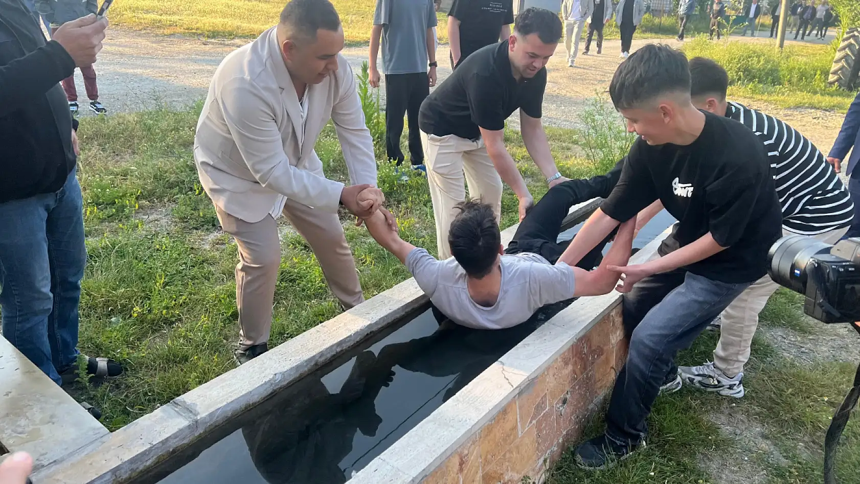 Bayram namazına gelmeyenleri buz gibi suda uyandırıyorlar