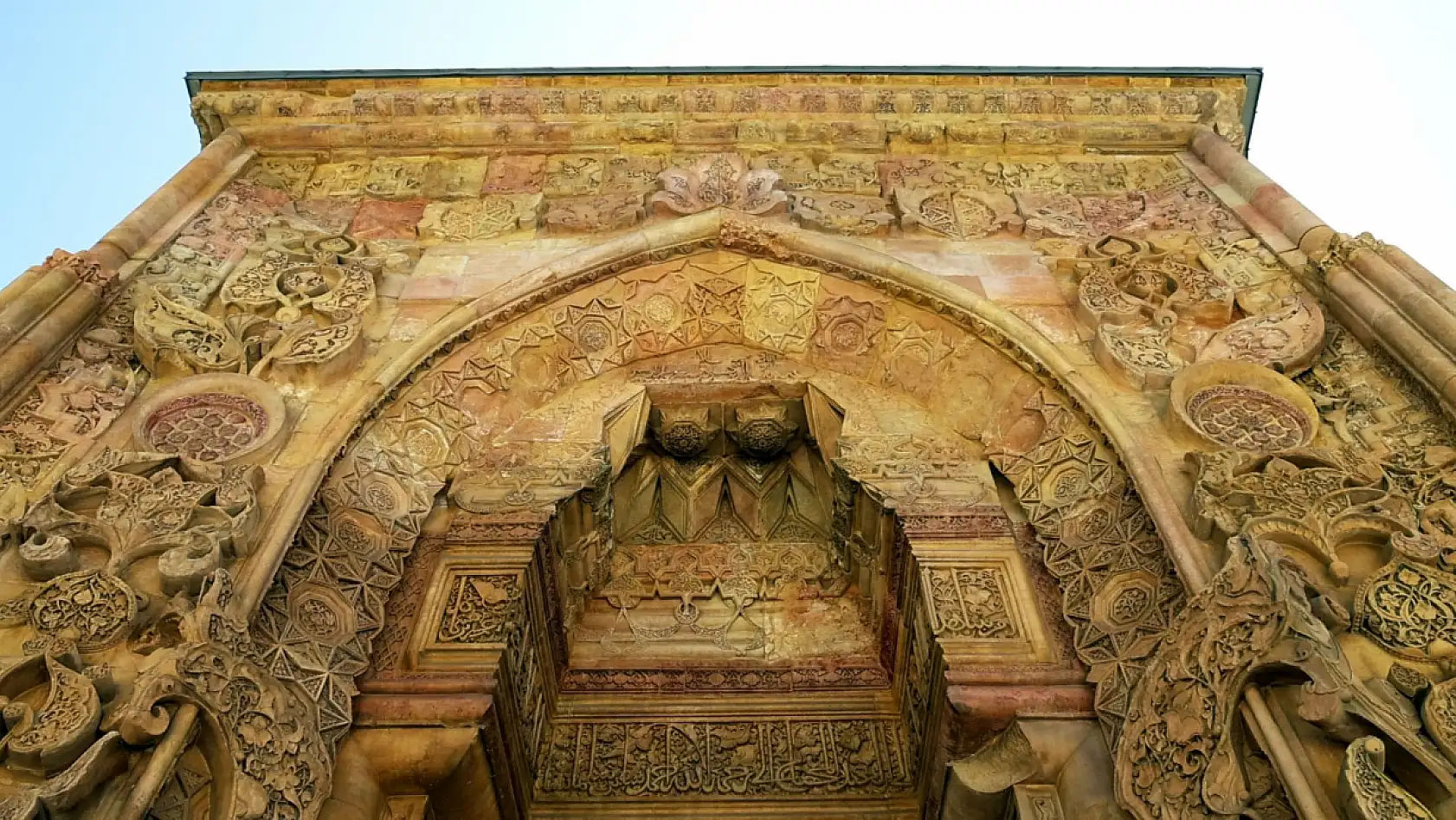 Dünyada eşi benzeri yok, dilleri kısır, kalemleri kırık bırakıyor