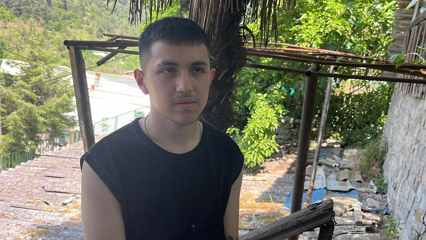 İpini koparan boğa 3 metre yükseklikten otomobilin üzerine düştü