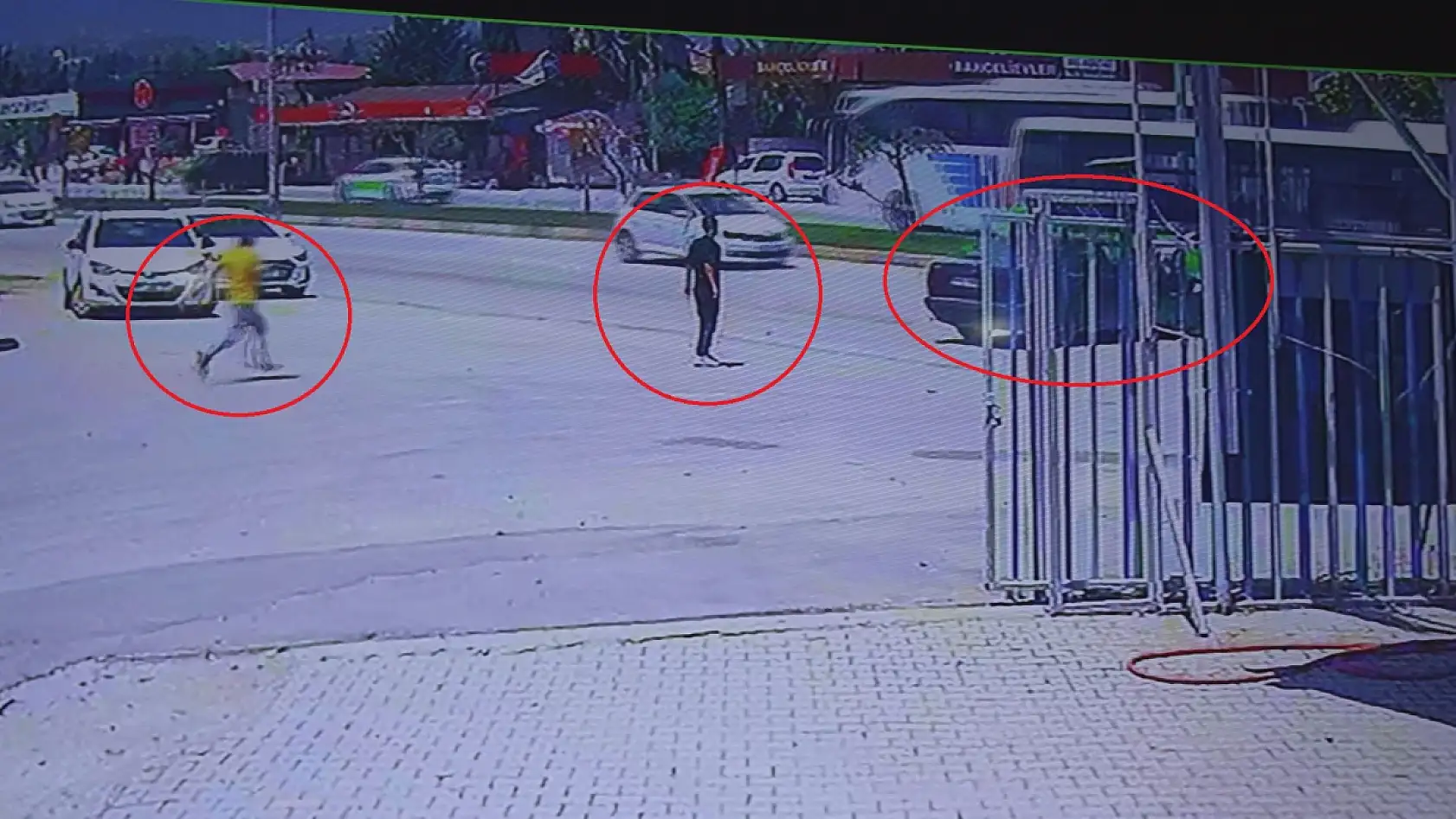 El frenini çekmeyi unuttuğu aracının peşinden koşsa da çaresiz kaldı