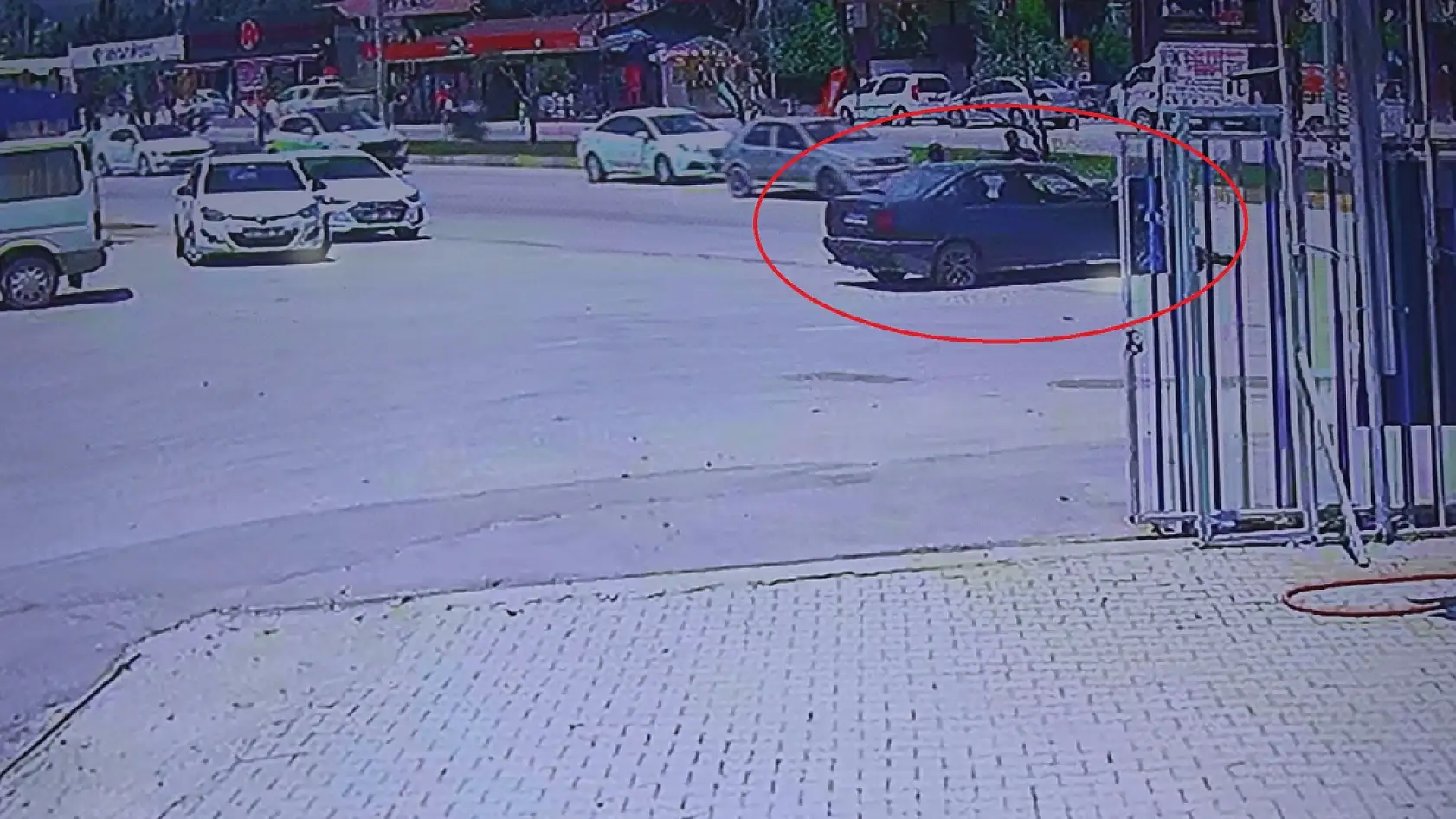 El frenini çekmeyi unuttuğu aracının peşinden koşsa da çaresiz kaldı