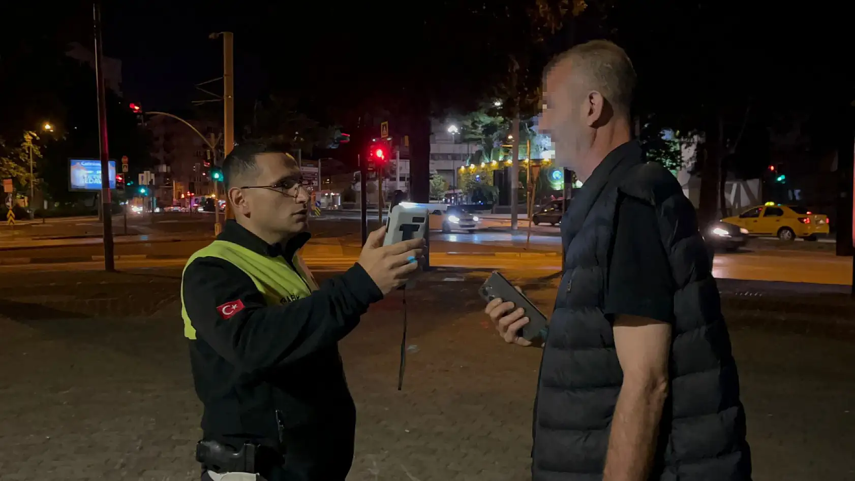 Uygulamayı görünce kaldırıma çıktı, yine kaçamadı