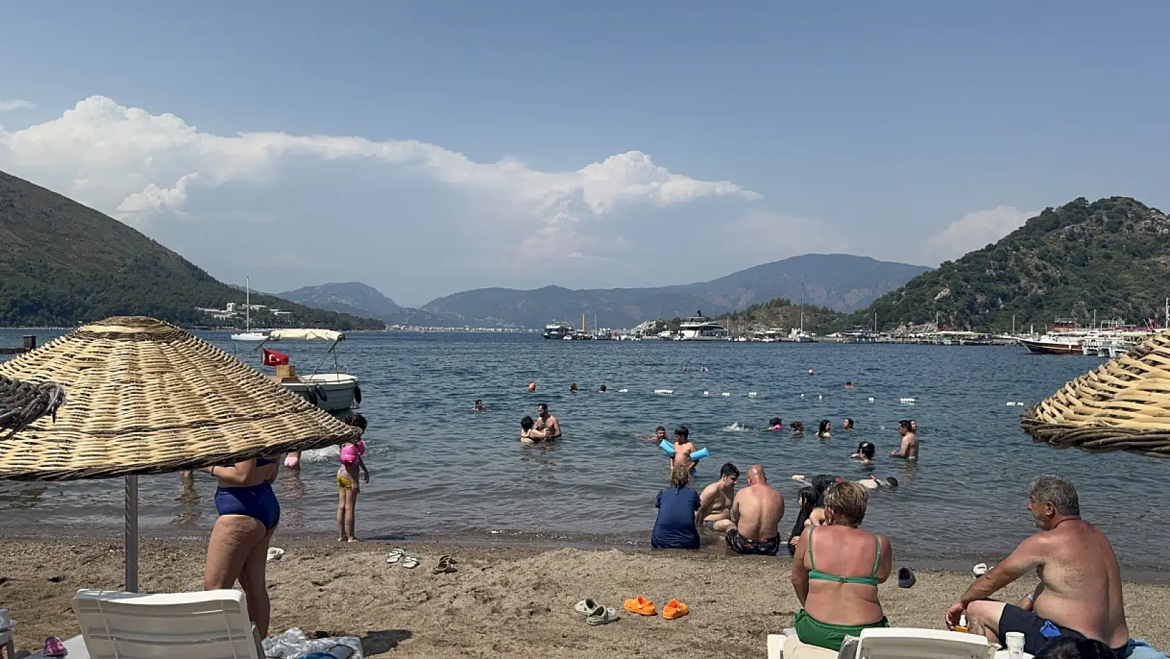 Marmaris'te bayram sıcaklığı: Tatilciler sahillere akın etti