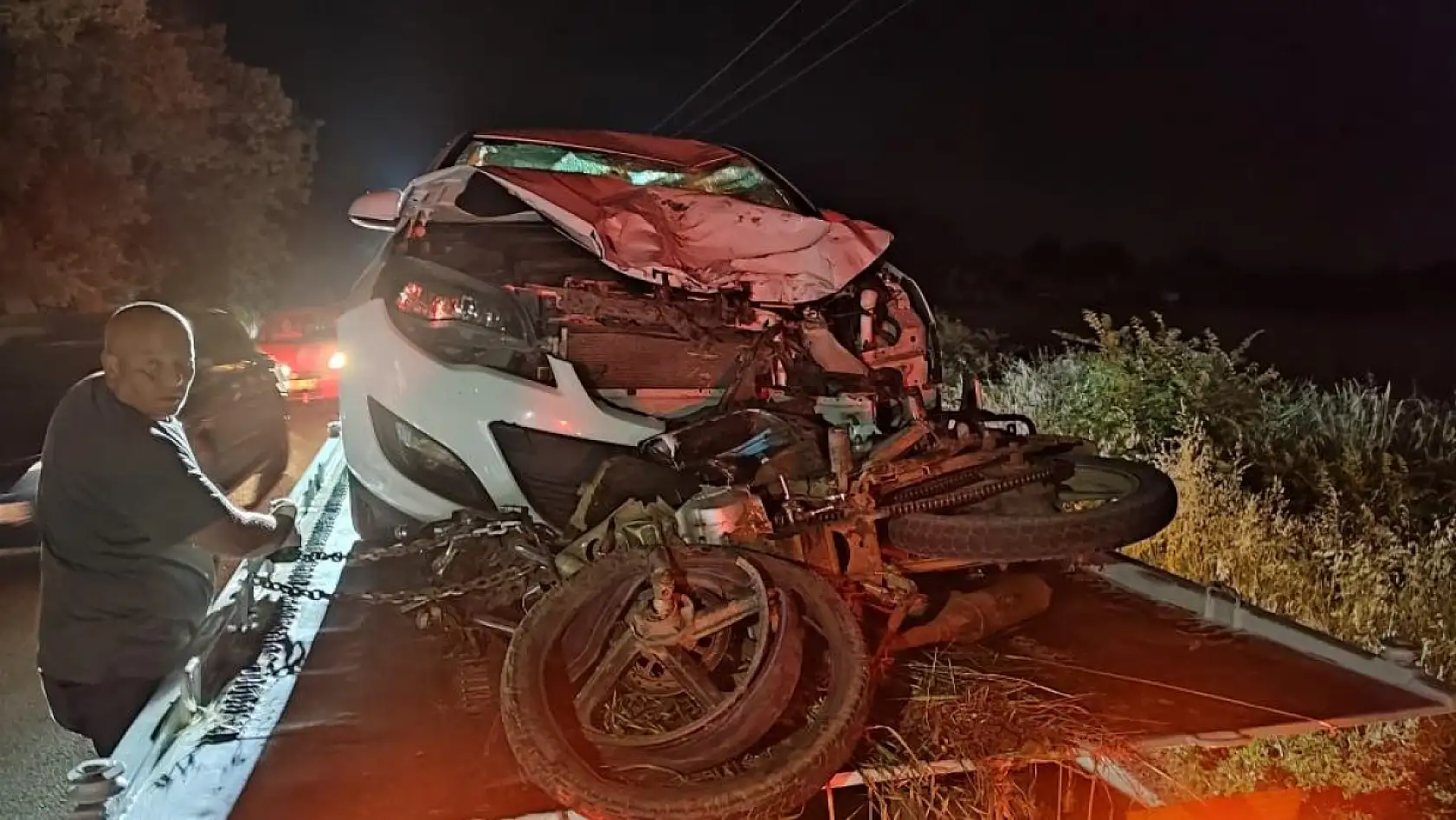 Otomobil ile çarpışan motosikletteki 2 kişi hayatını kaybetti