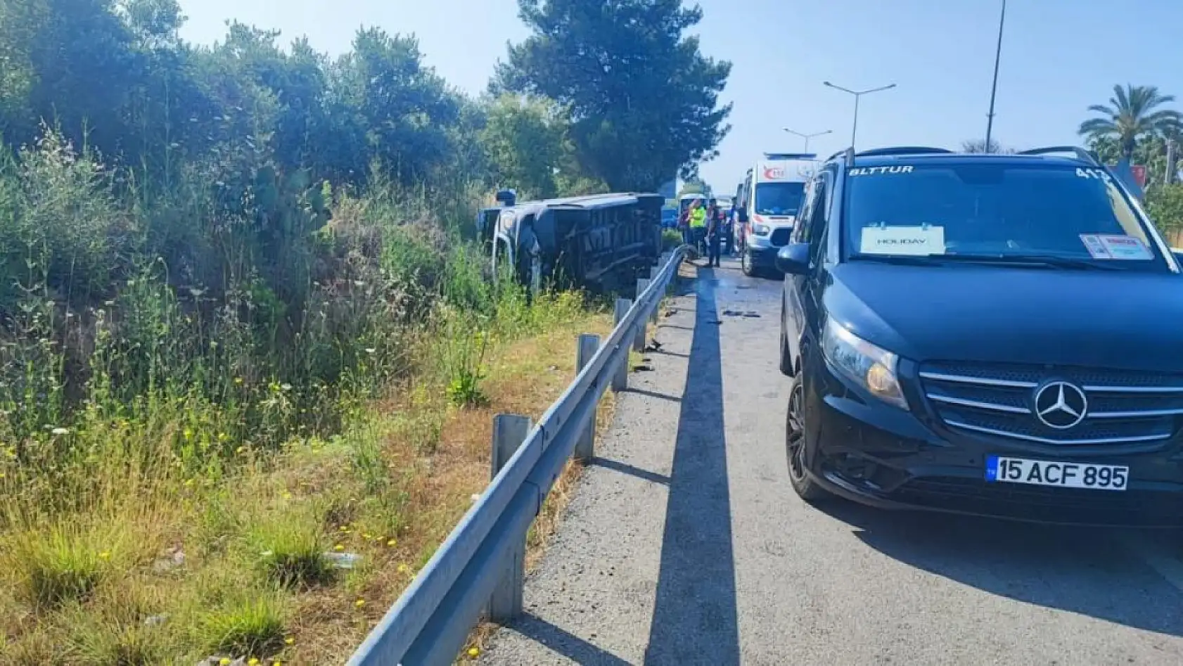 Antalya'da Tur Kazası: 6 Turist ve Sürücü Yaralandı