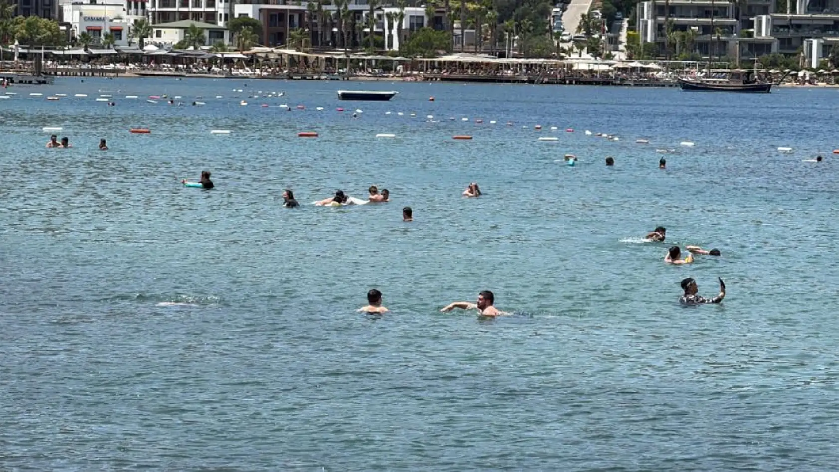 Bodrum'da sahilleri tatilciler doldurdu