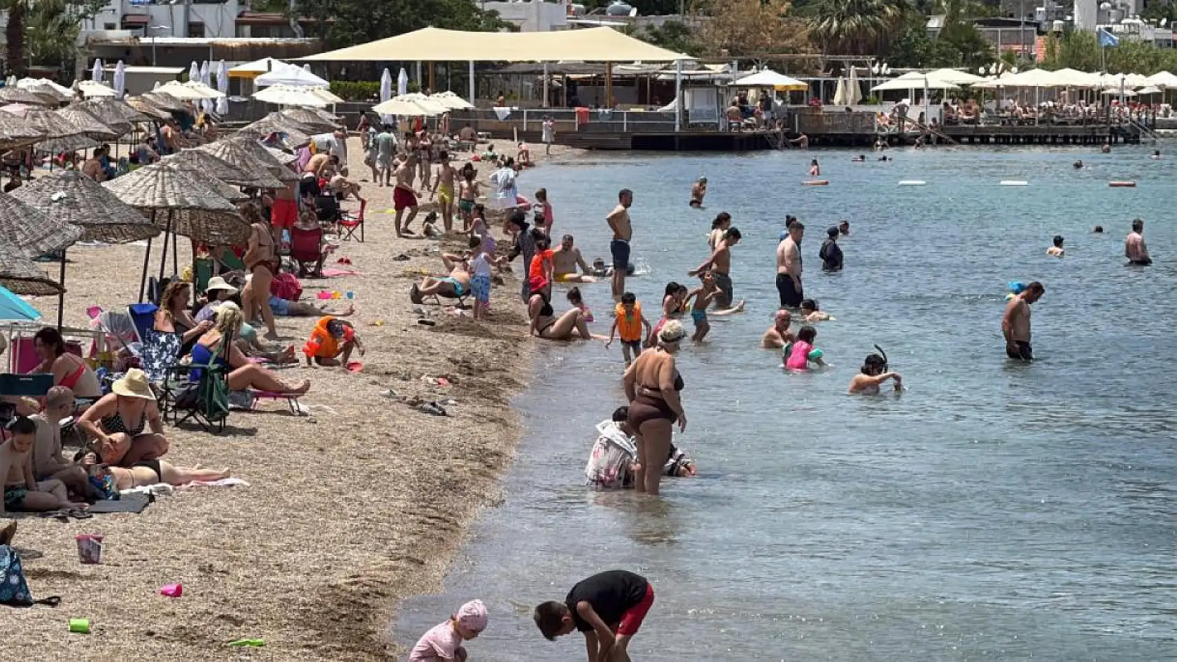Bodrum'da sahilleri tatilciler doldurdu