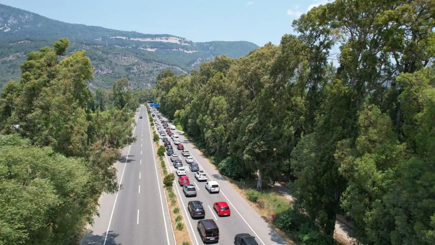Marmaris-Gökova Yolu'nda 7 kilometrelik araç kuyruğu havadan görüntülendi