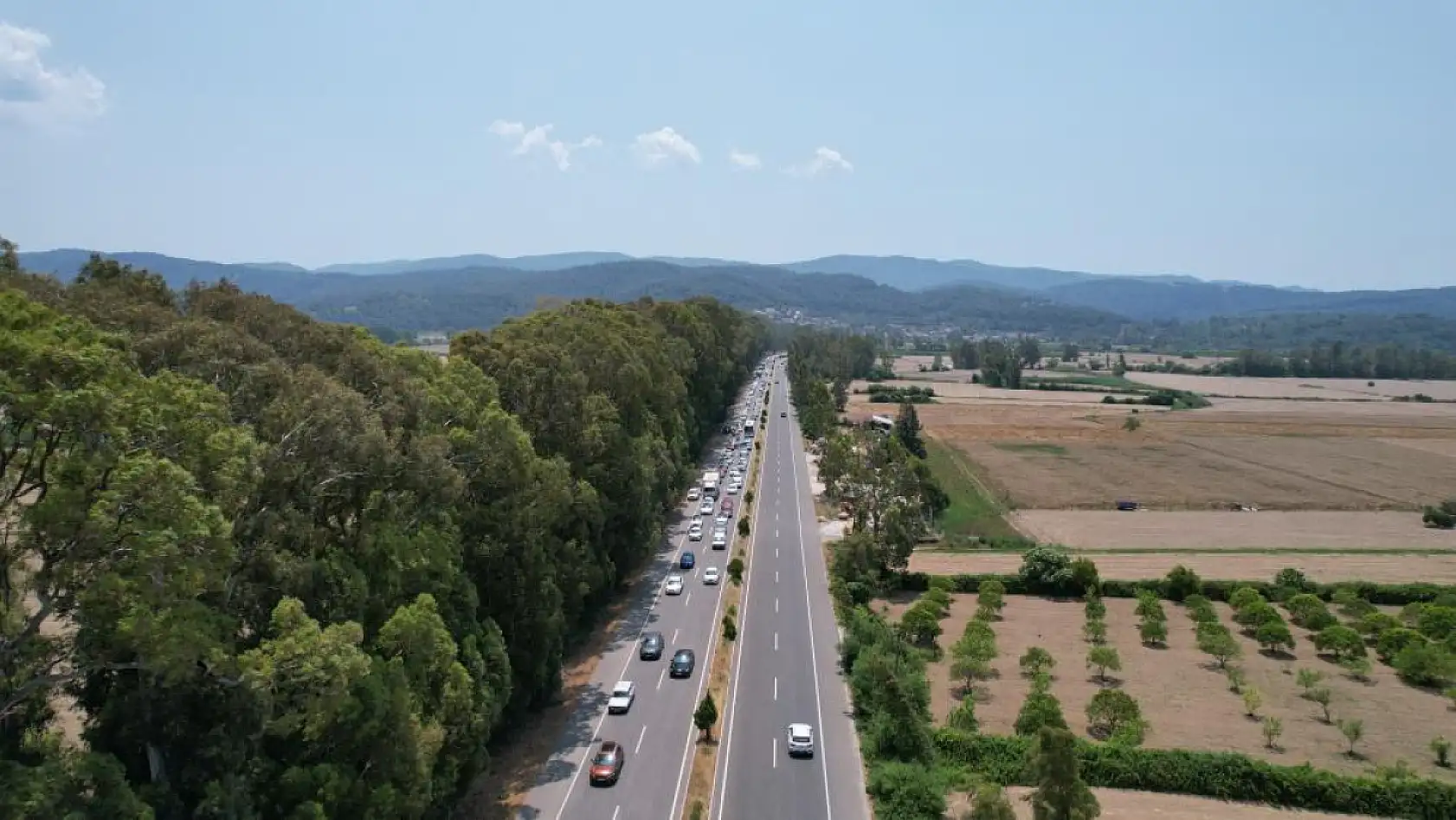 Marmaris-Gökova Yolu'nda 7 kilometrelik araç kuyruğu havadan görüntülendi
