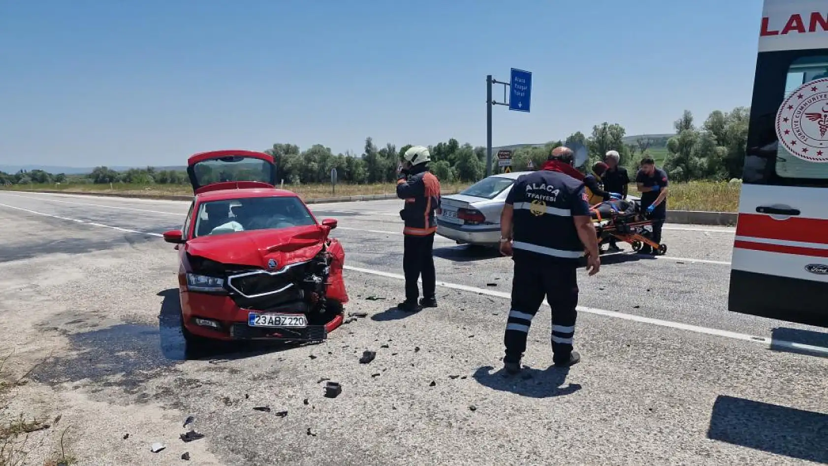 Kavşakta Feci Çarpışma: 4 Kişi Yaralı
