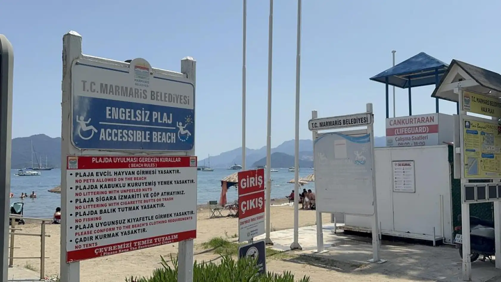 Marmaris'te mavi bayraklı halk plajında vatandaştan 'cankurtaran' ve 'soyunma kabini' tepkisi