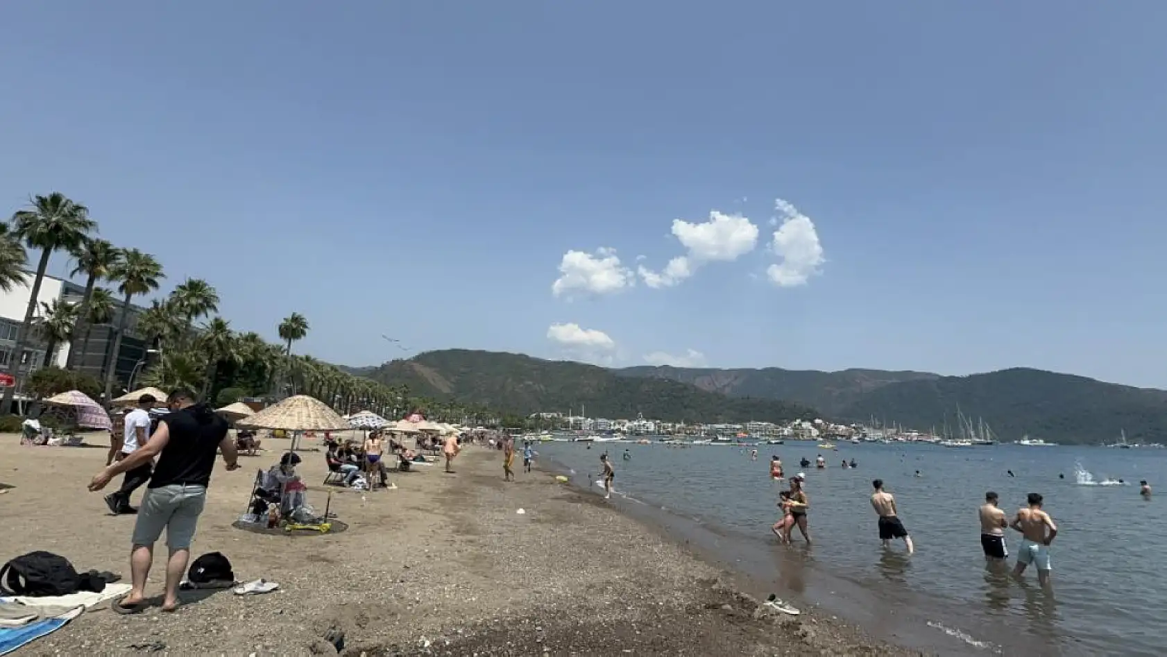 Marmaris'te mavi bayraklı halk plajında vatandaştan 'cankurtaran' ve 'soyunma kabini' tepkisi