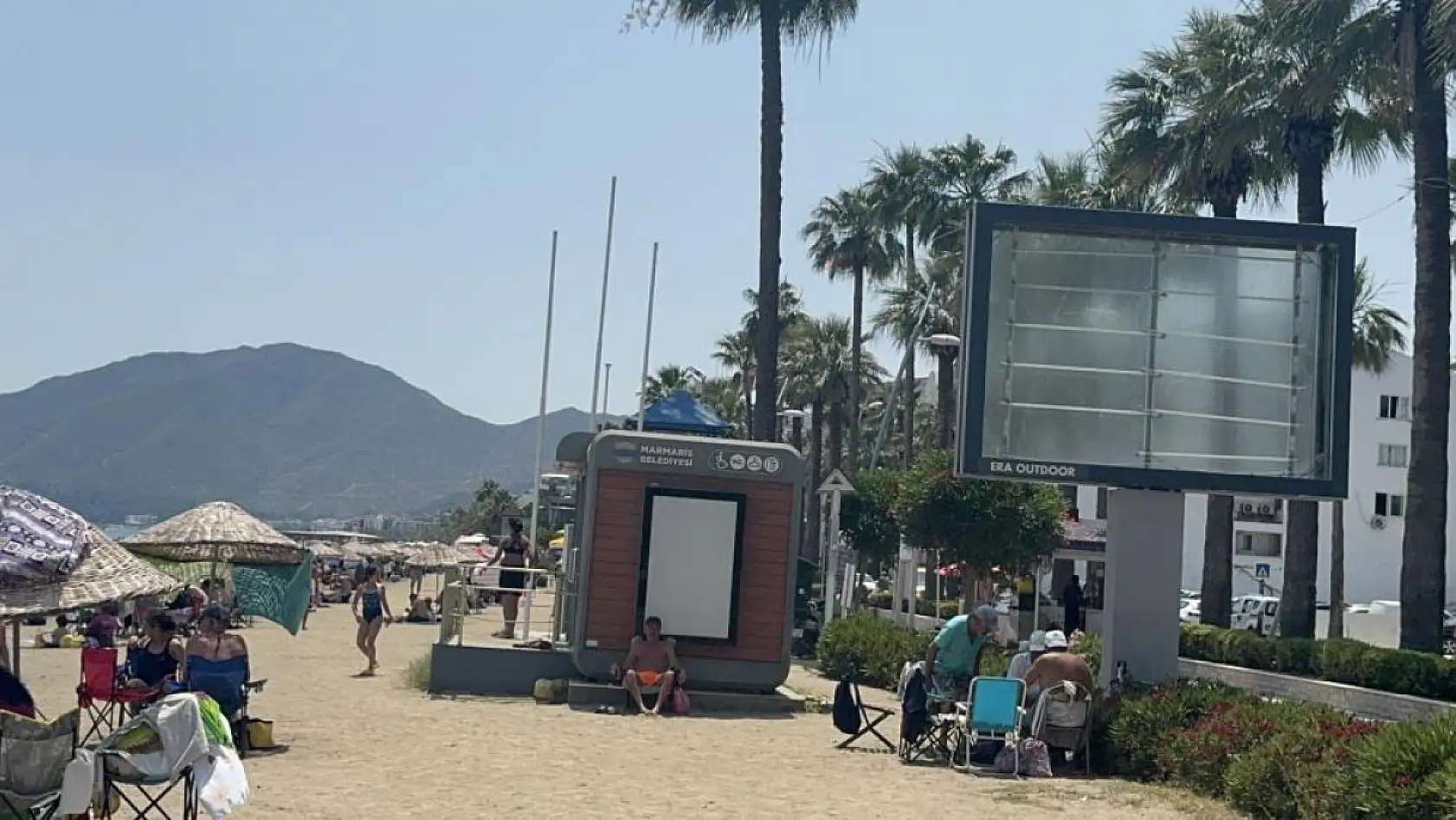 Marmaris'te mavi bayraklı halk plajında vatandaştan 'cankurtaran' ve 'soyunma kabini' tepkisi