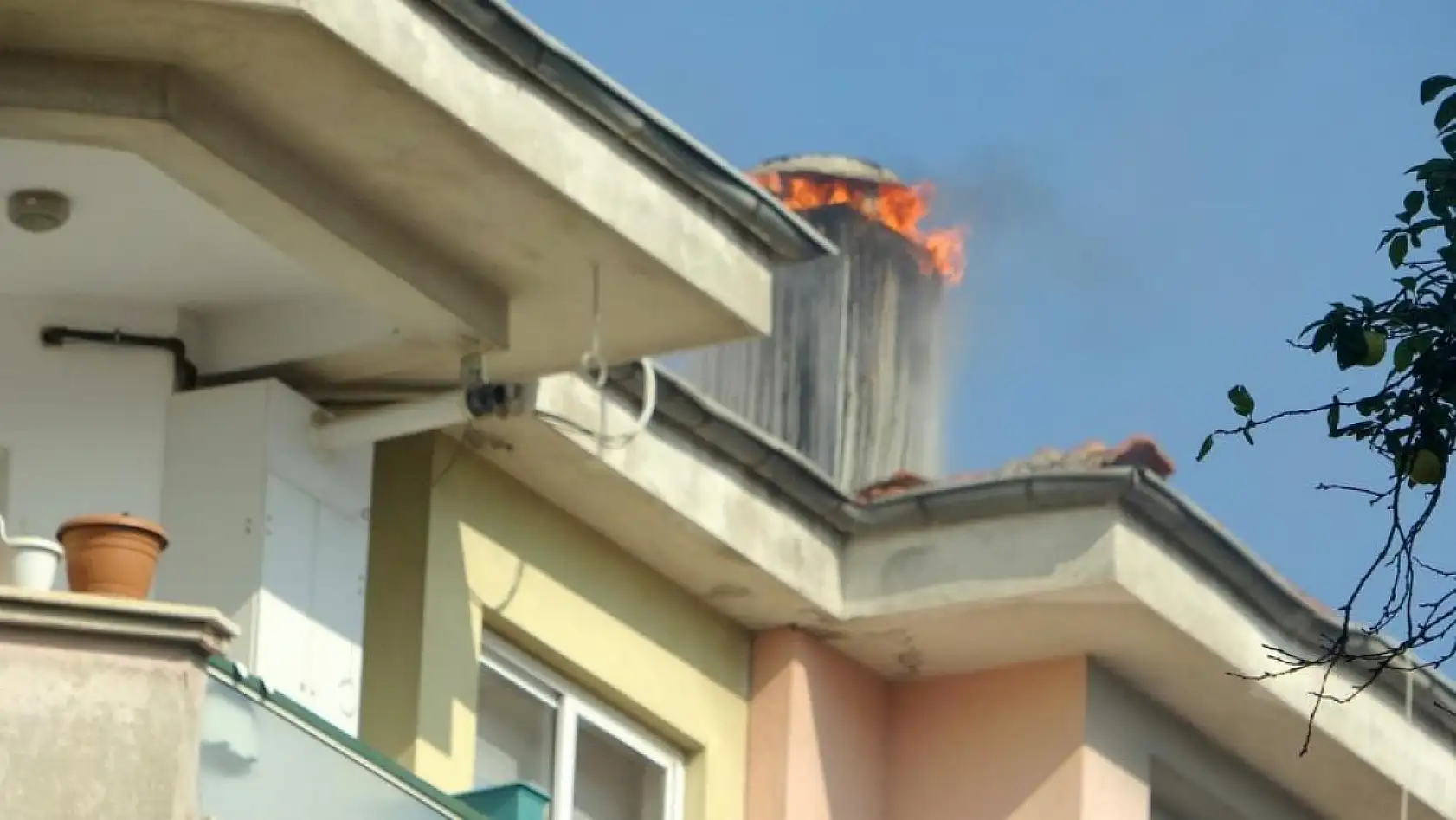 Menteşe'de apartman bacasında çıkan yangın paniğe neden oldu