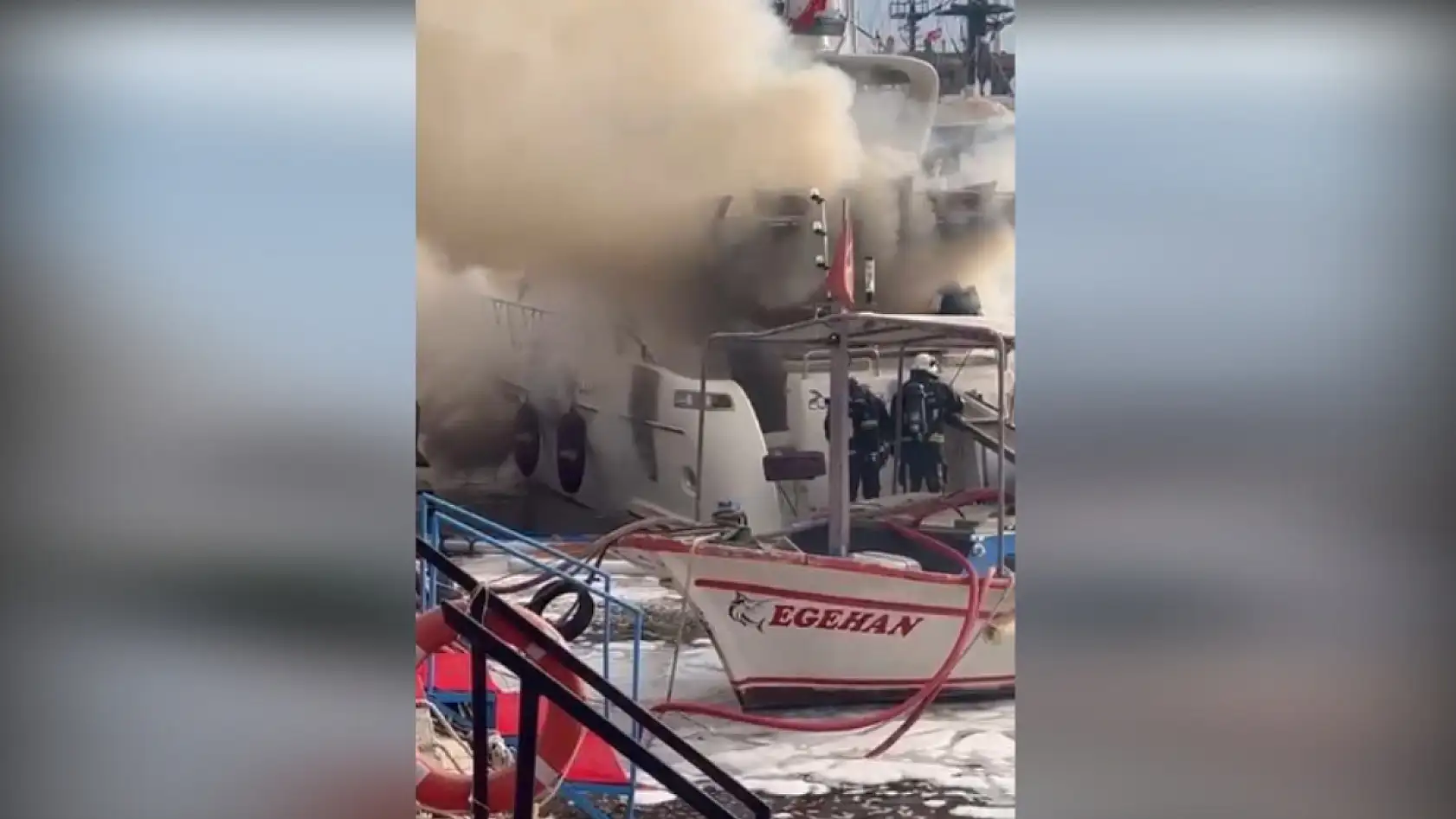 İskeleye bağlı lüks yat alevlere teslim oldu