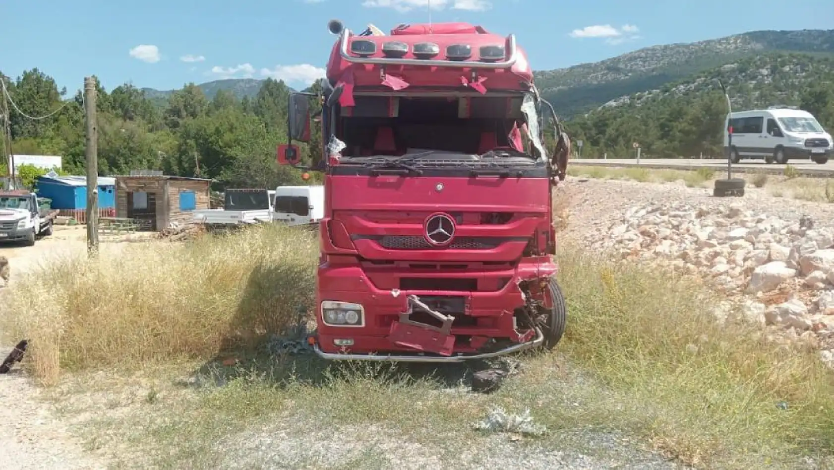 Uçuruma sürüklenen tır faciası! 25 yaşındaki sürücü hayatını kaybetti