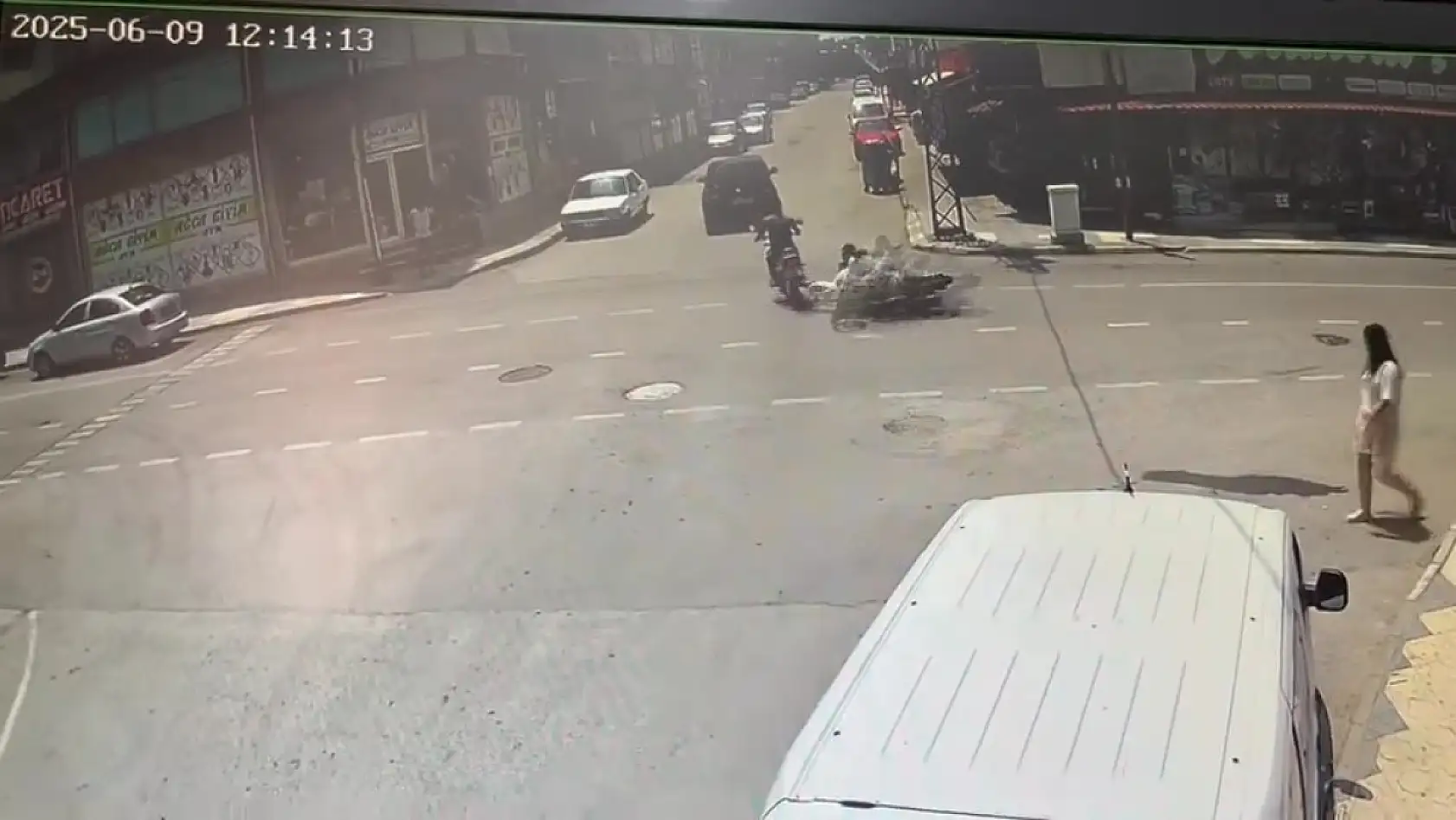 Çarpmayayım derken kaza yaptı