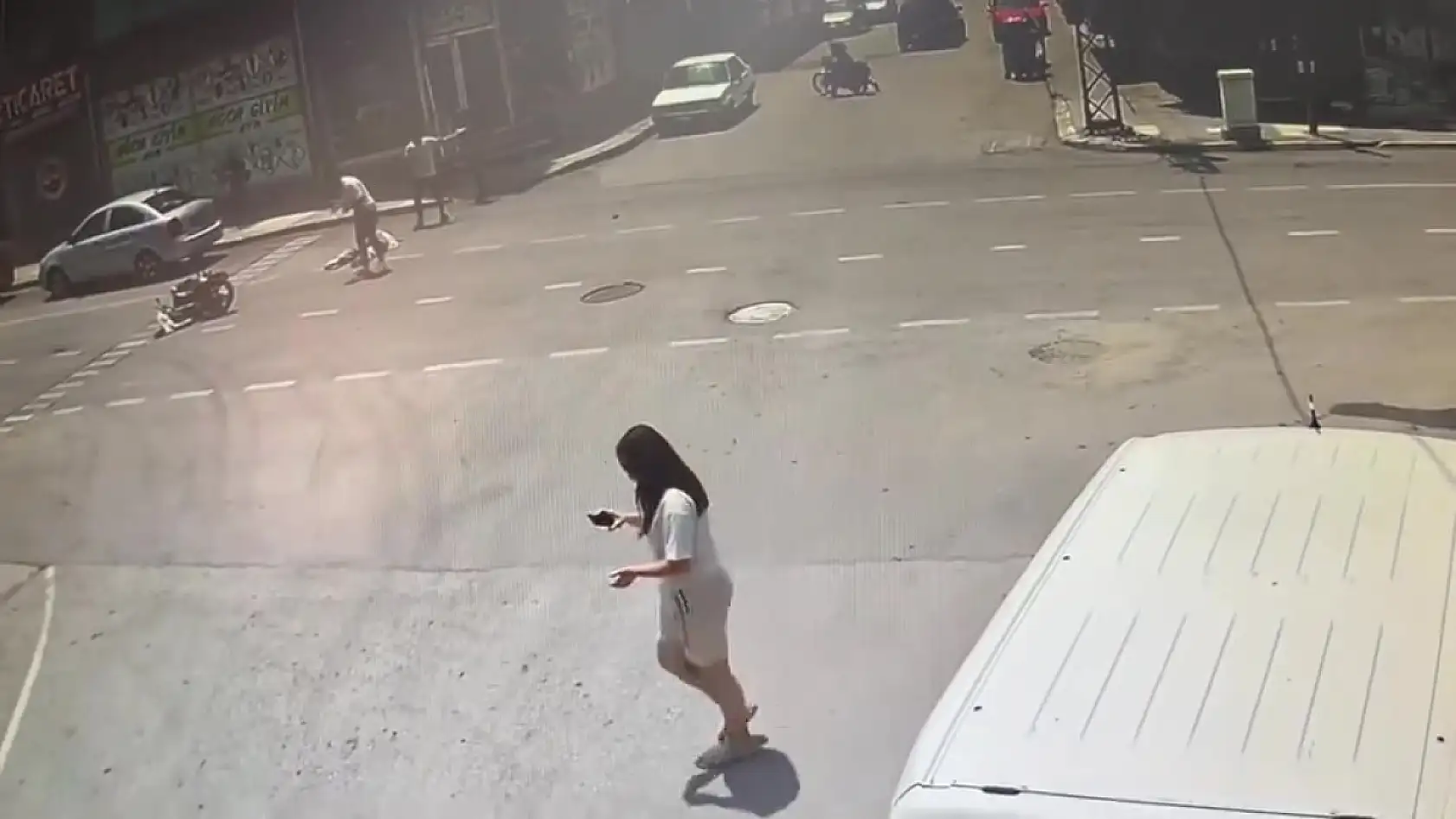 Çarpmayayım derken kaza yaptı