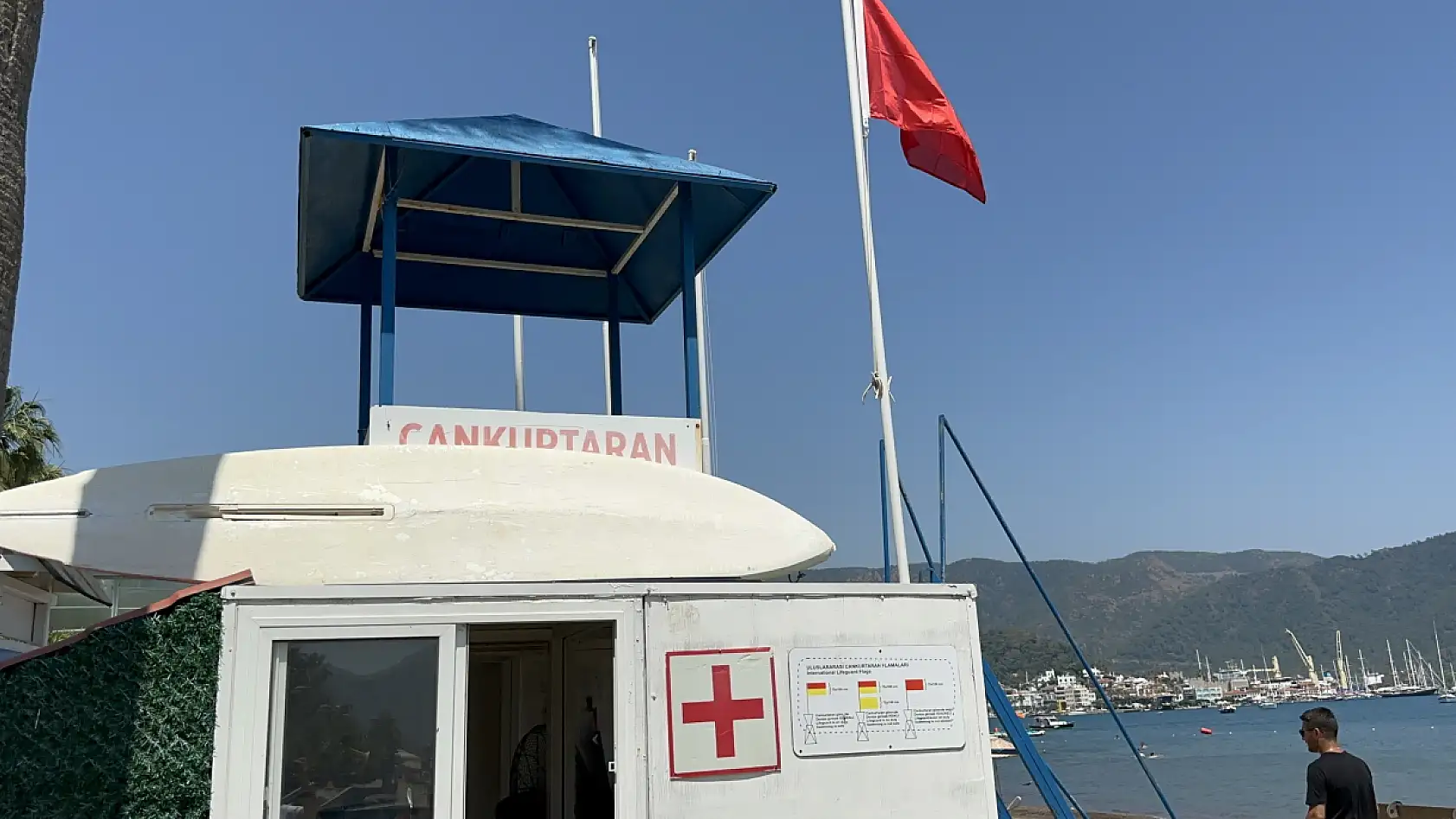 Marmaris'te Mavi bayraklı halk plajında cankurtaranlar göreve başladı