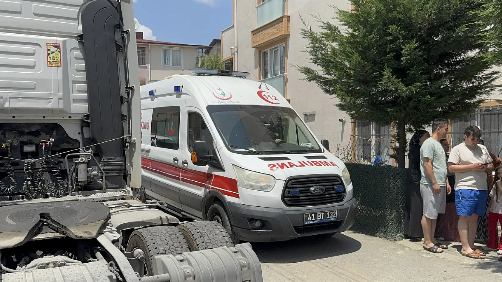 Bıçaklı kavgada 2 kardeş ve polis memuru yaralandı
